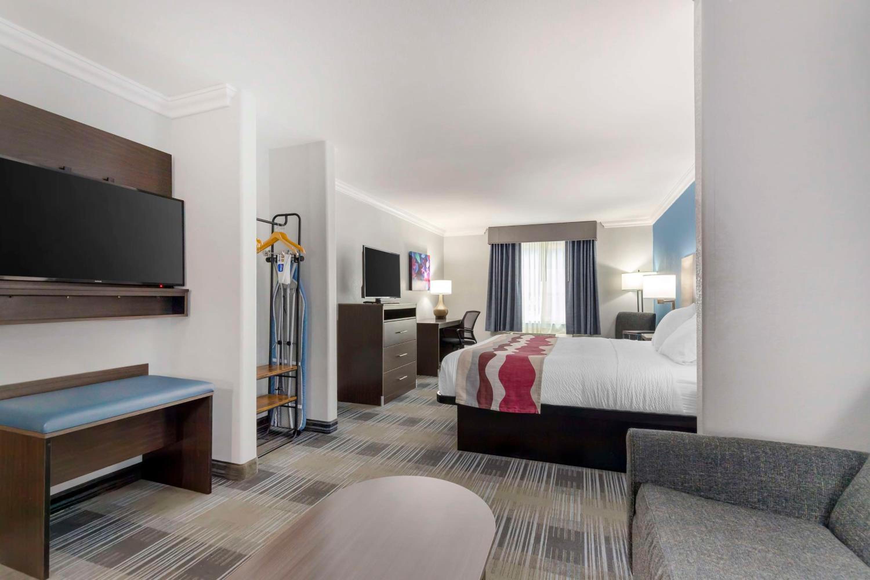 King Suite with Sofa Bed - Photo 4