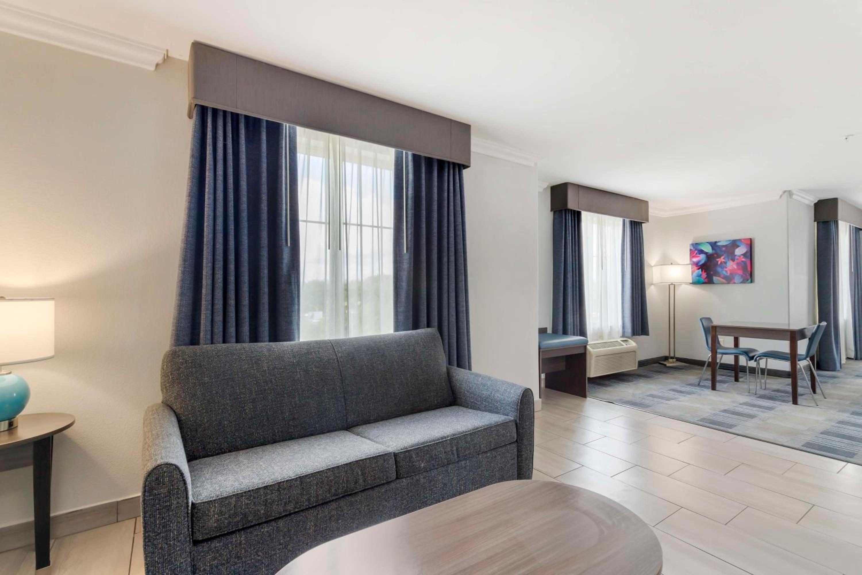 Corner King Suite with Sofa Bed - Photo 2