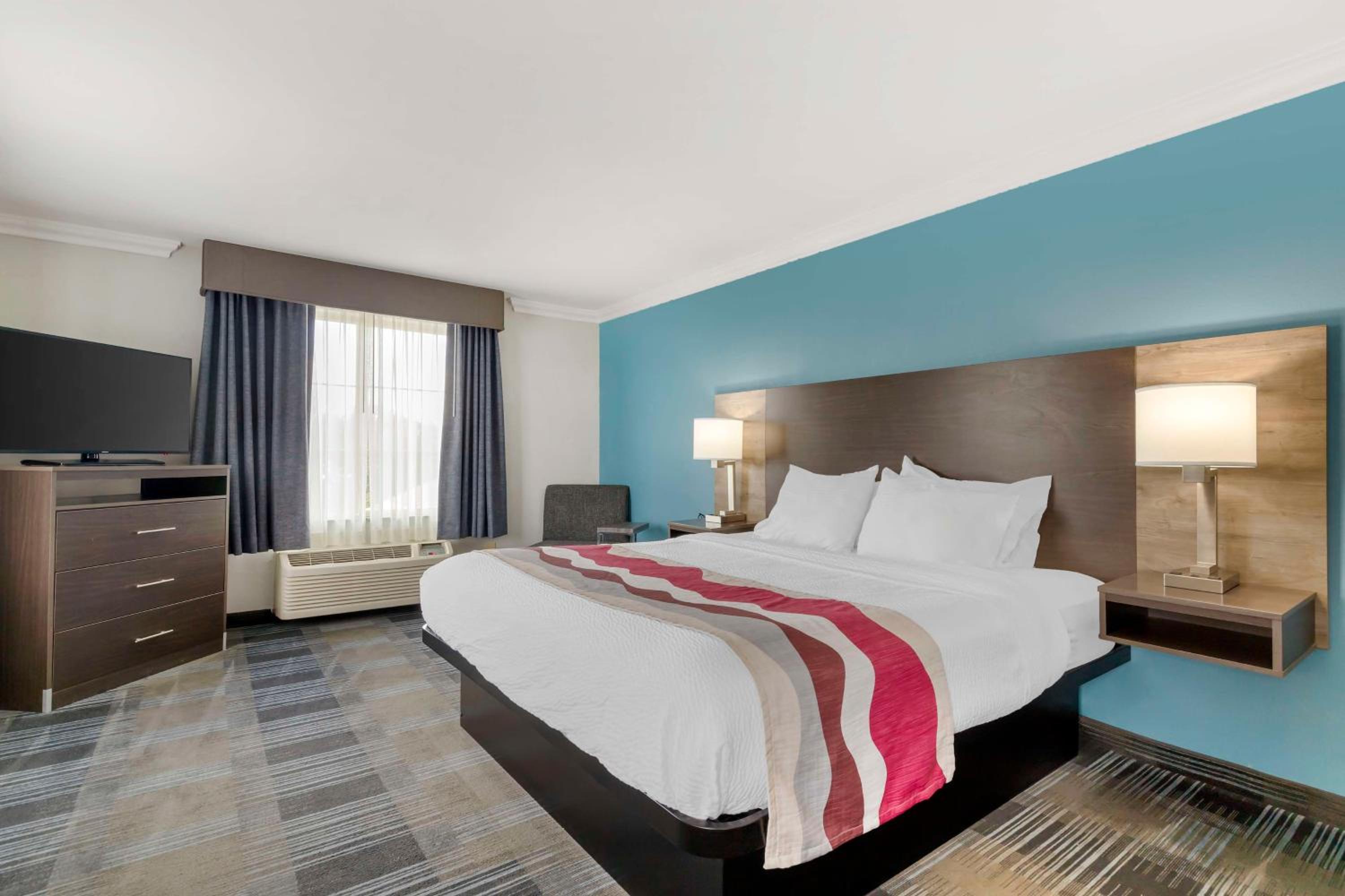 Corner King Suite with Sofa Bed - Photo 3