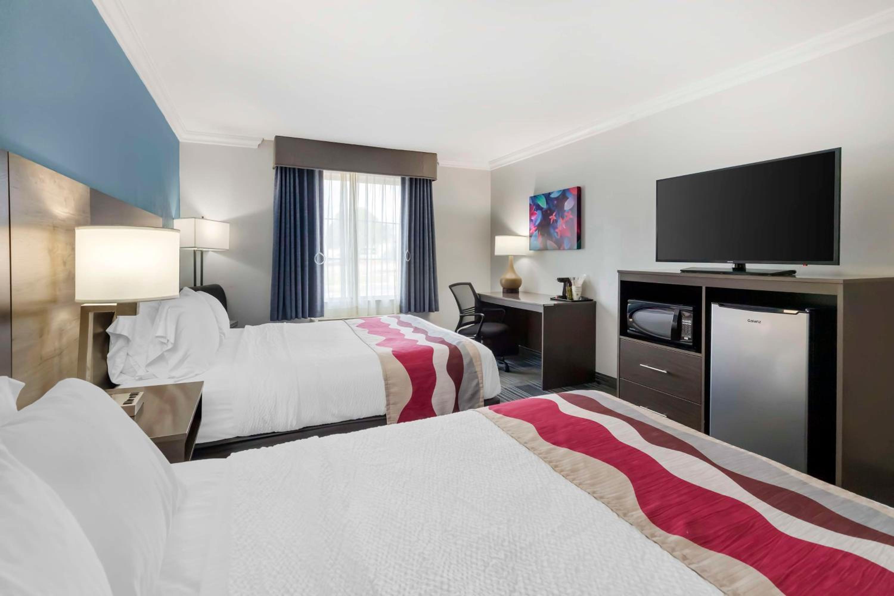 Queen Room with Two Queen Beds and Mobility Accessible Bathtub - Photo 4