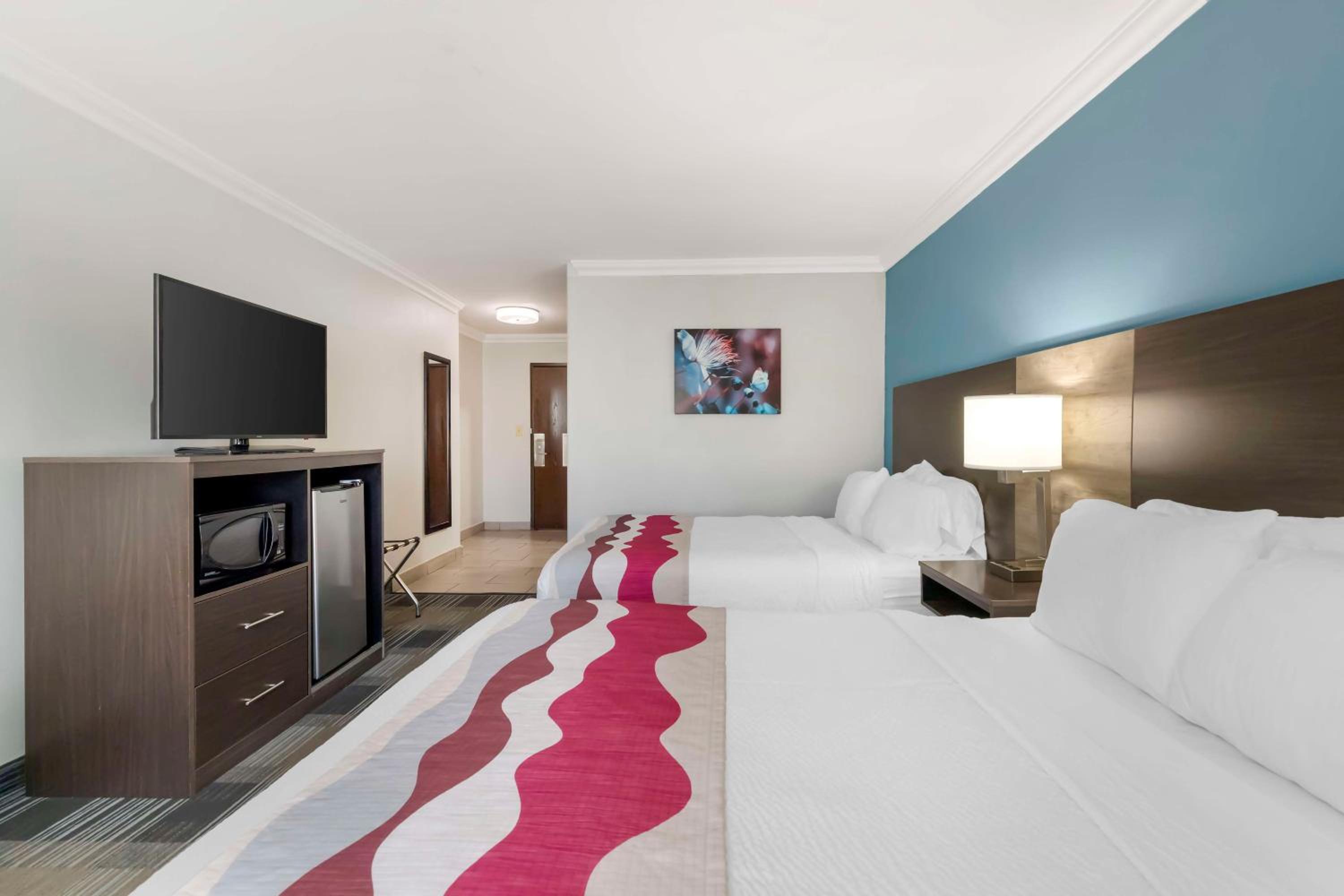 Queen Room with Two Queen Beds and Mobility Accessible Bathtub - Photo 3