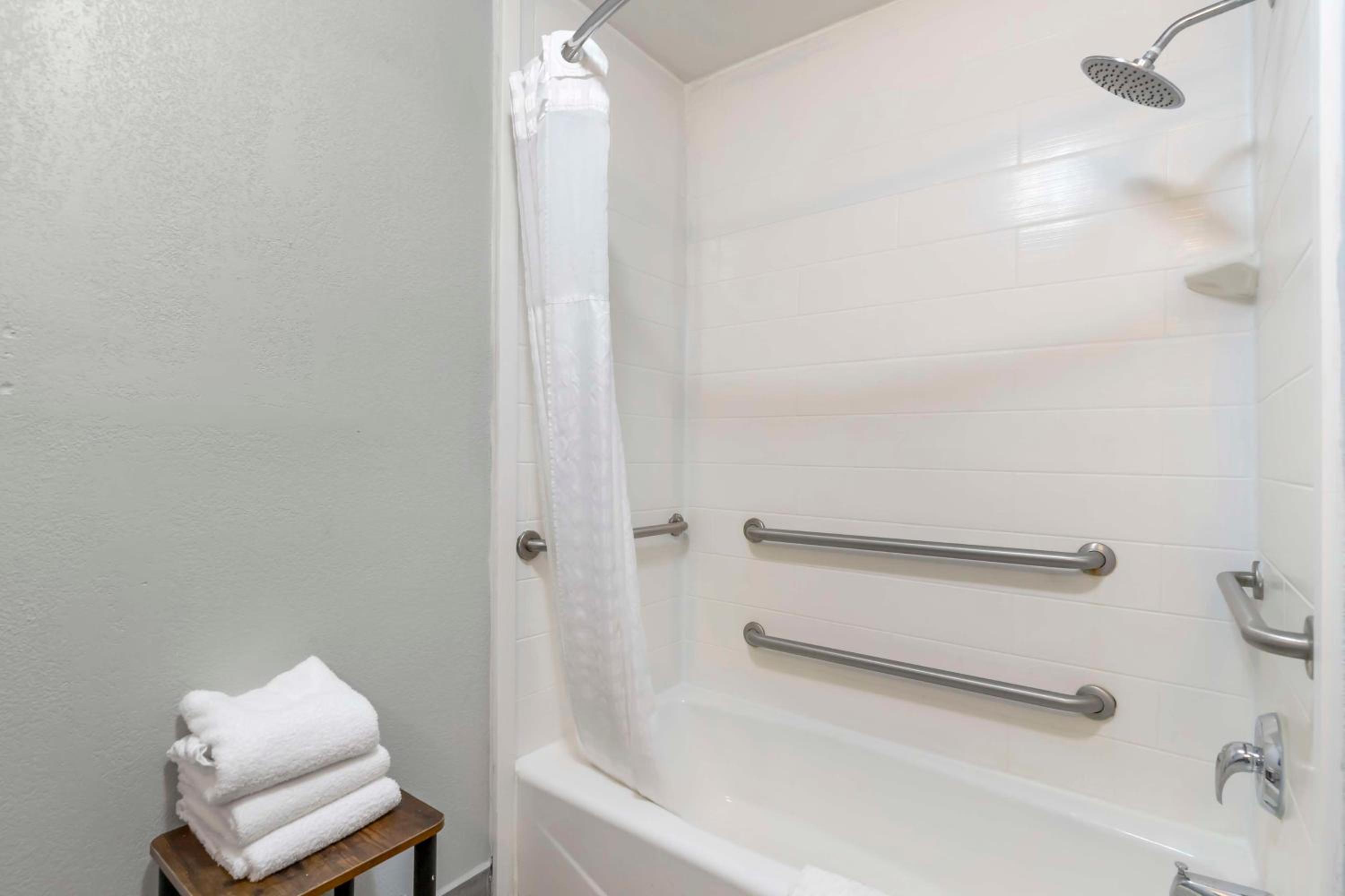 Queen Room with Two Queen Beds and Mobility Accessible Bathtub - Photo 5
