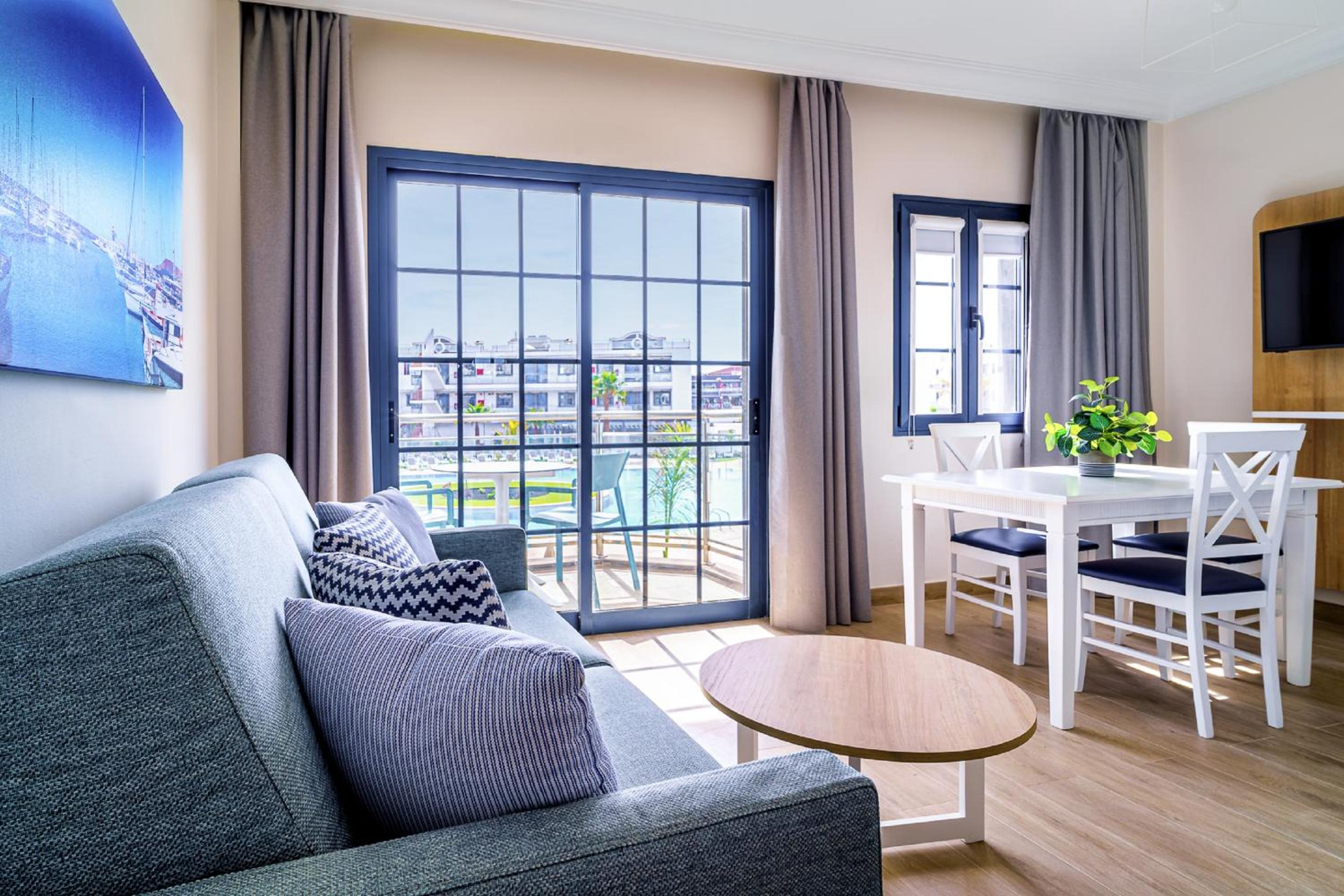 Apartment with Pool View