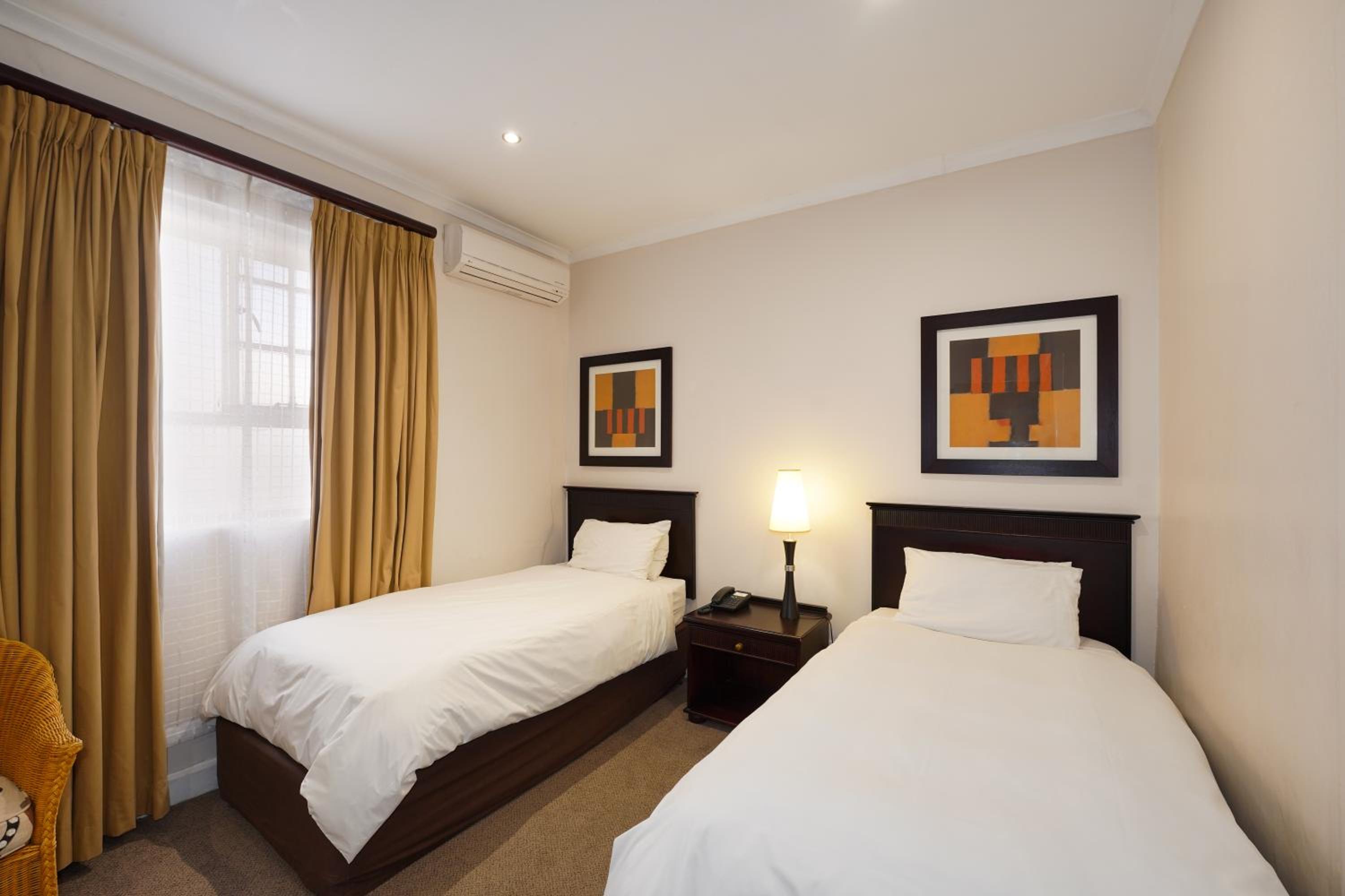 Standard Twin Room - Photo 6