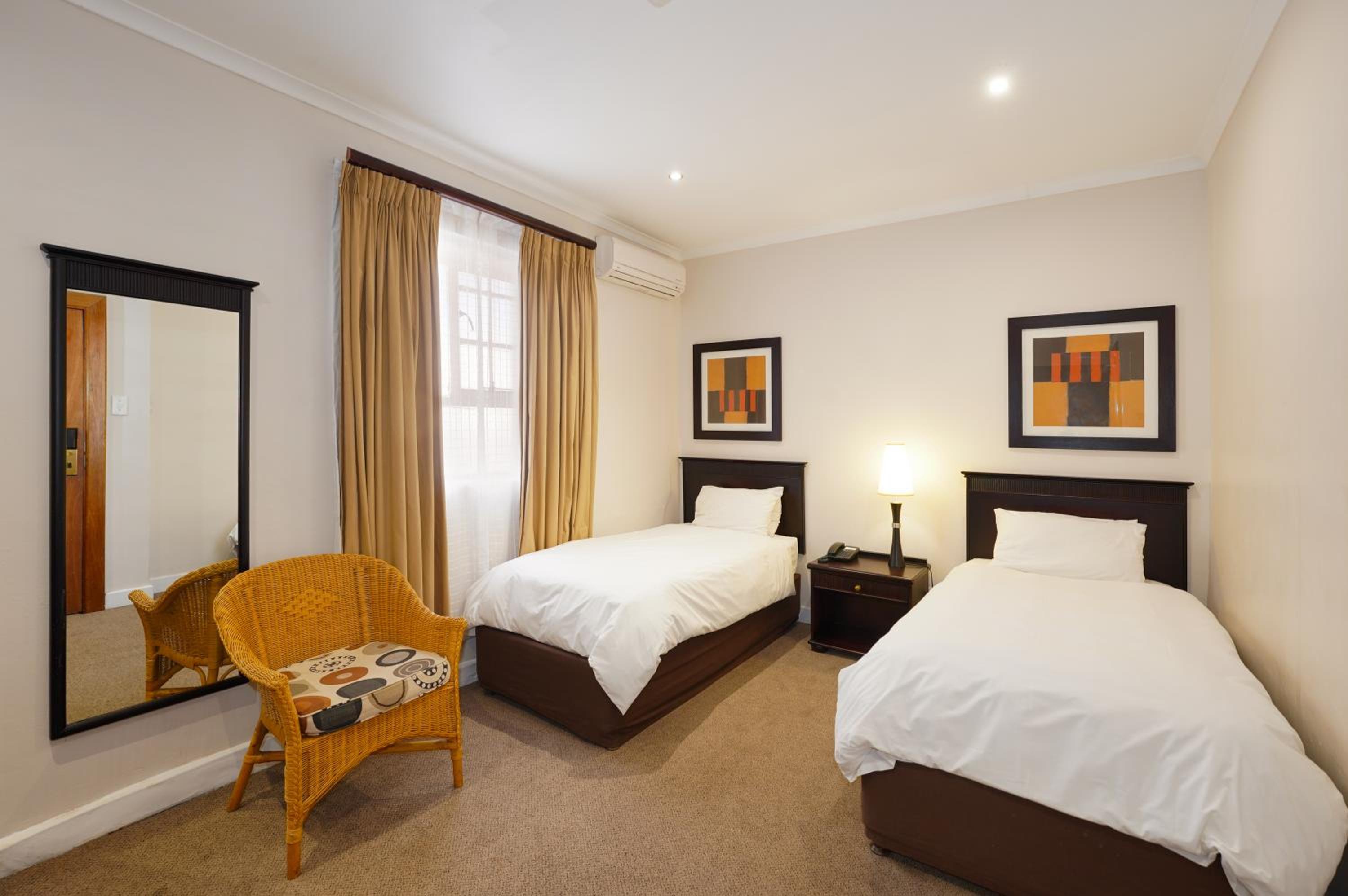 Standard Twin Room - Photo 2
