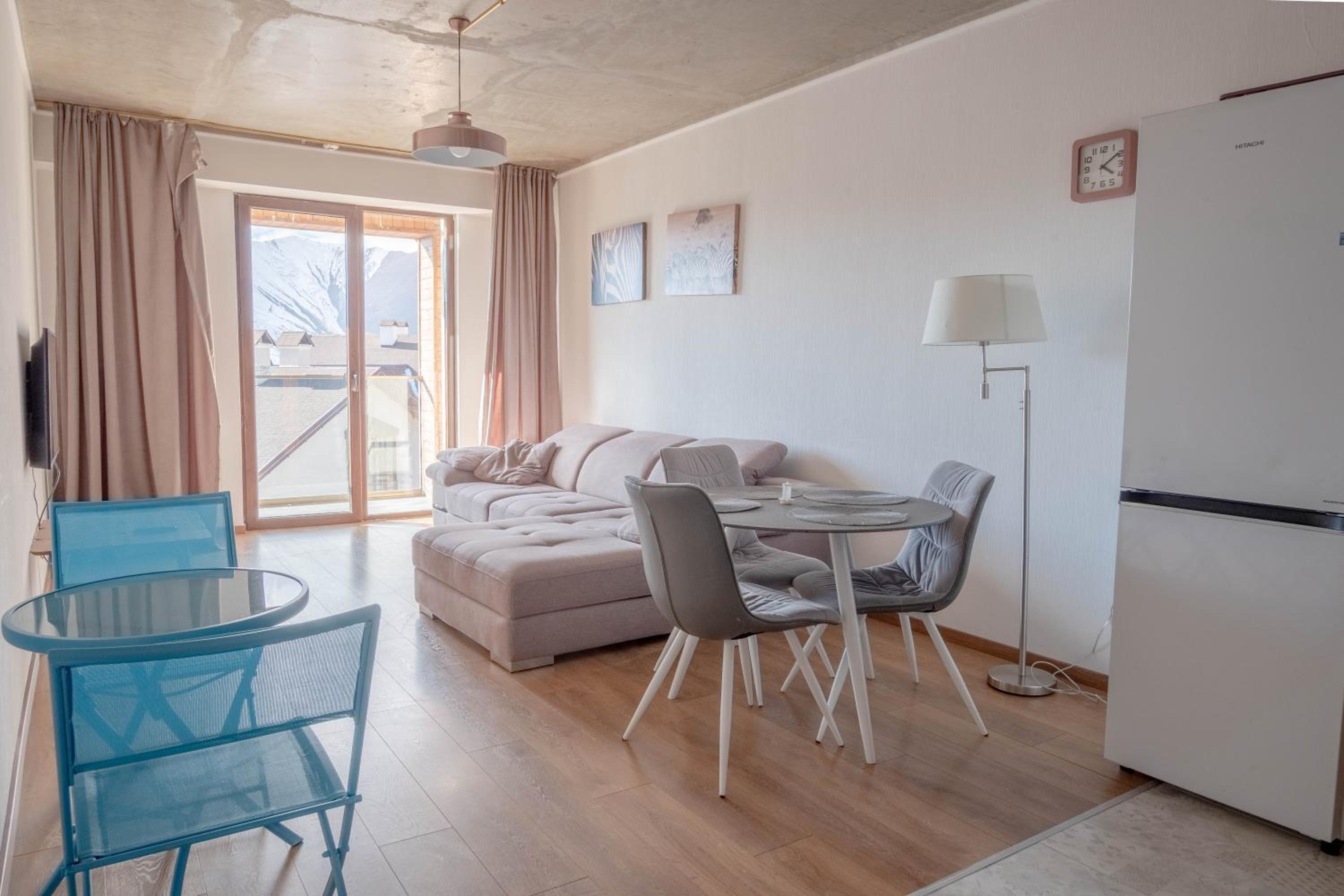 One-Bedroom Apartment with Balcony and Mountain View   photo 1