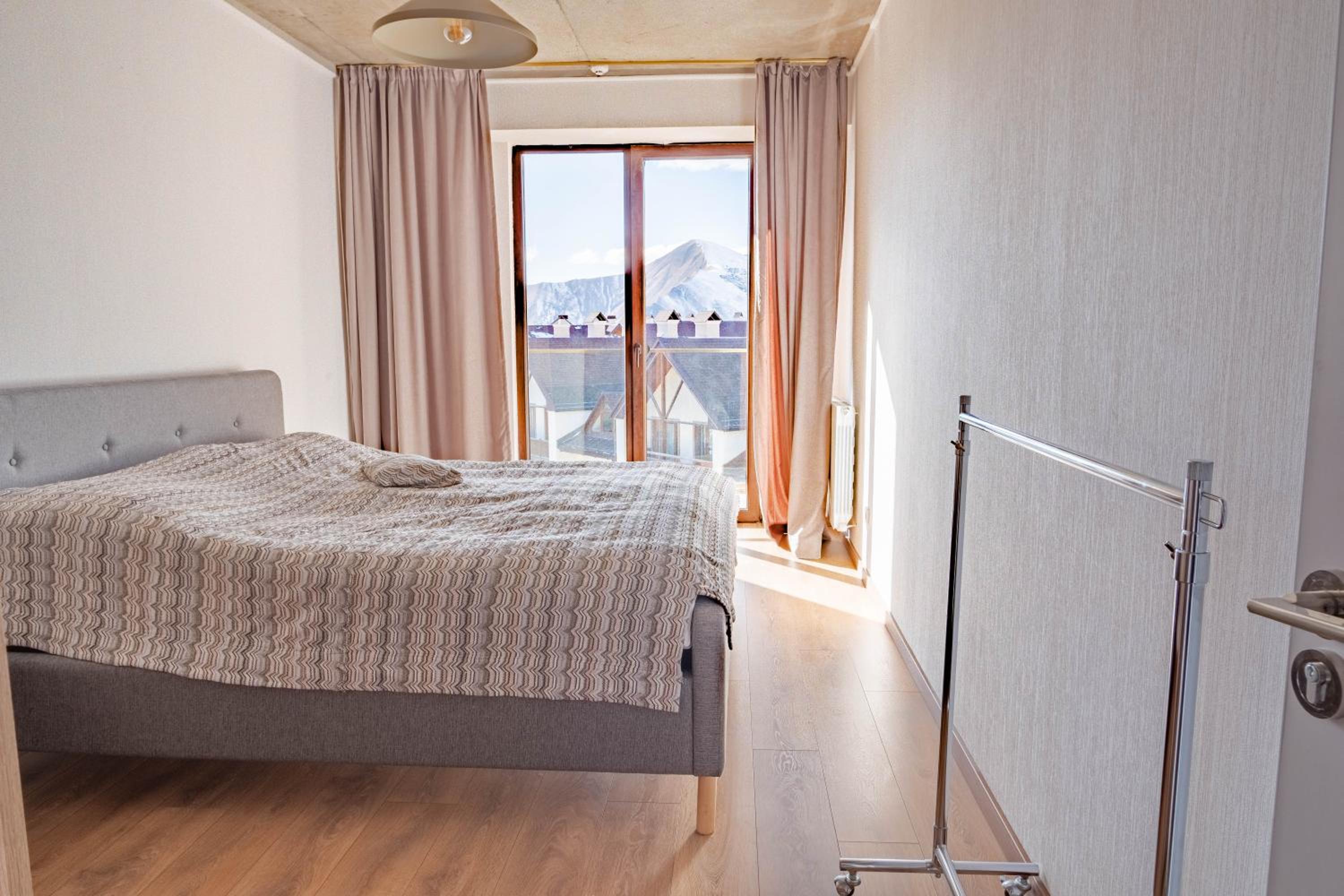 One-Bedroom Apartment with Balcony and Mountain View   photo 3