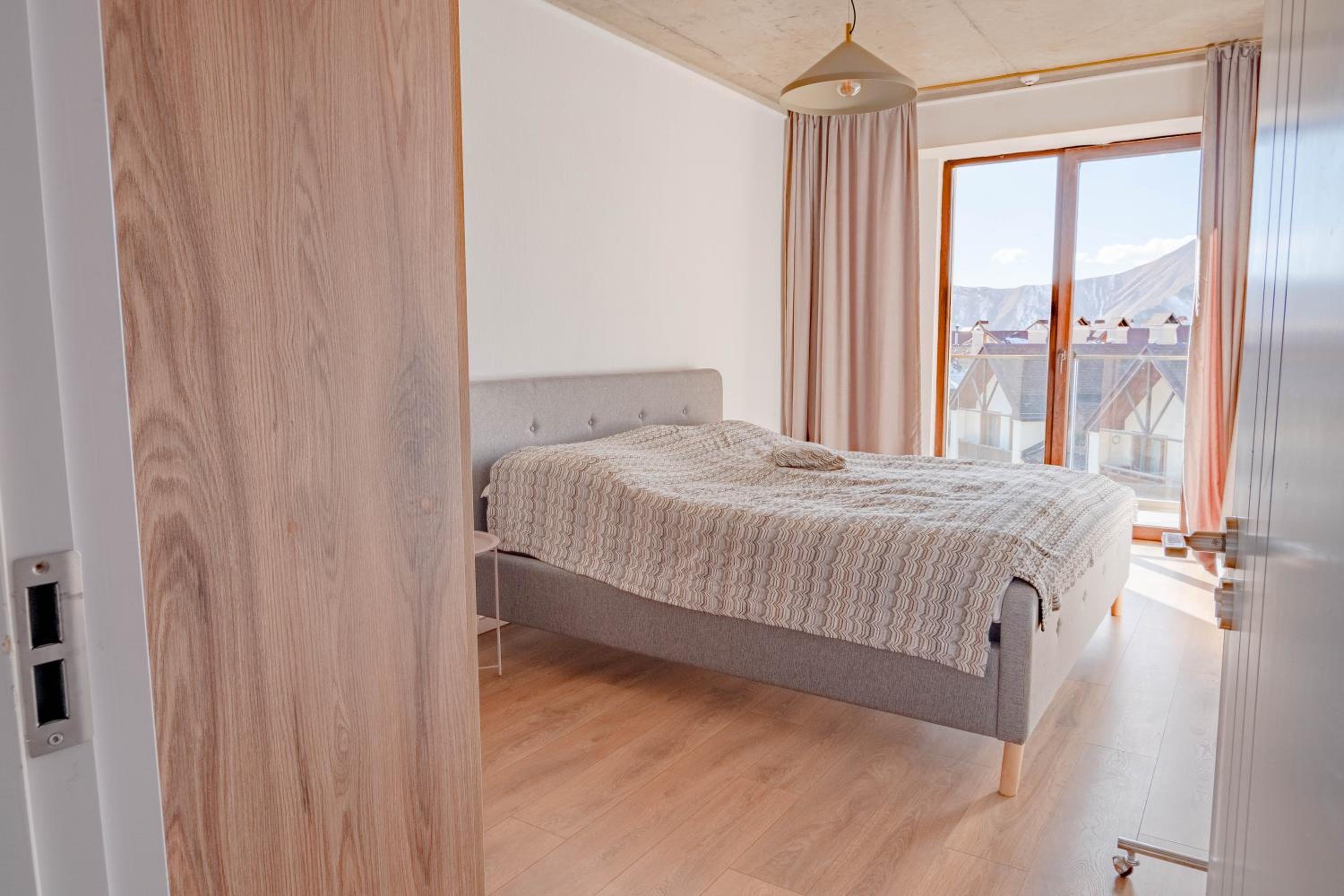 One-Bedroom Apartment with Balcony and Mountain View   photo 2