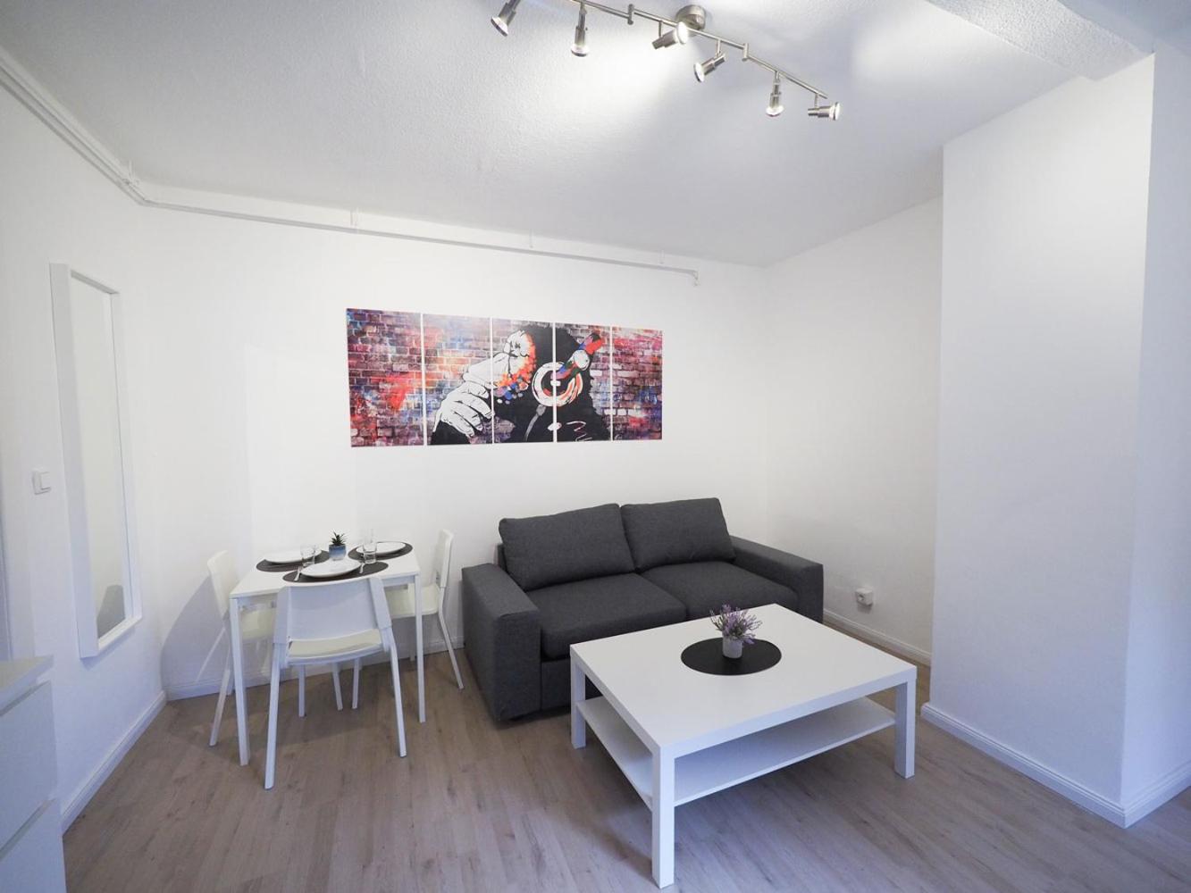 One-Bedroom Apartment photo 1