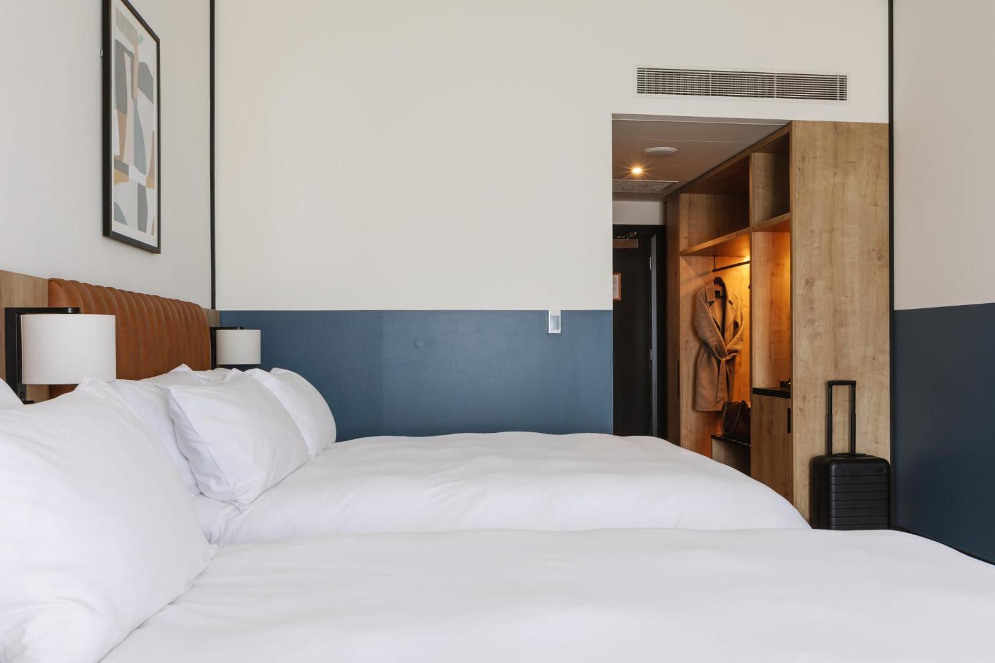 Grand Double Room with Two Double Beds - Photo 6