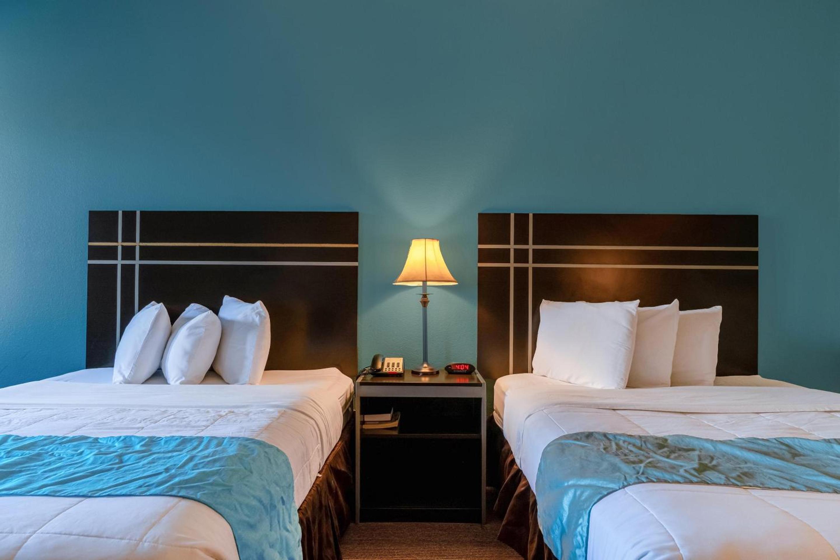 2 Queen Beds Non-Smoking - Photo 9