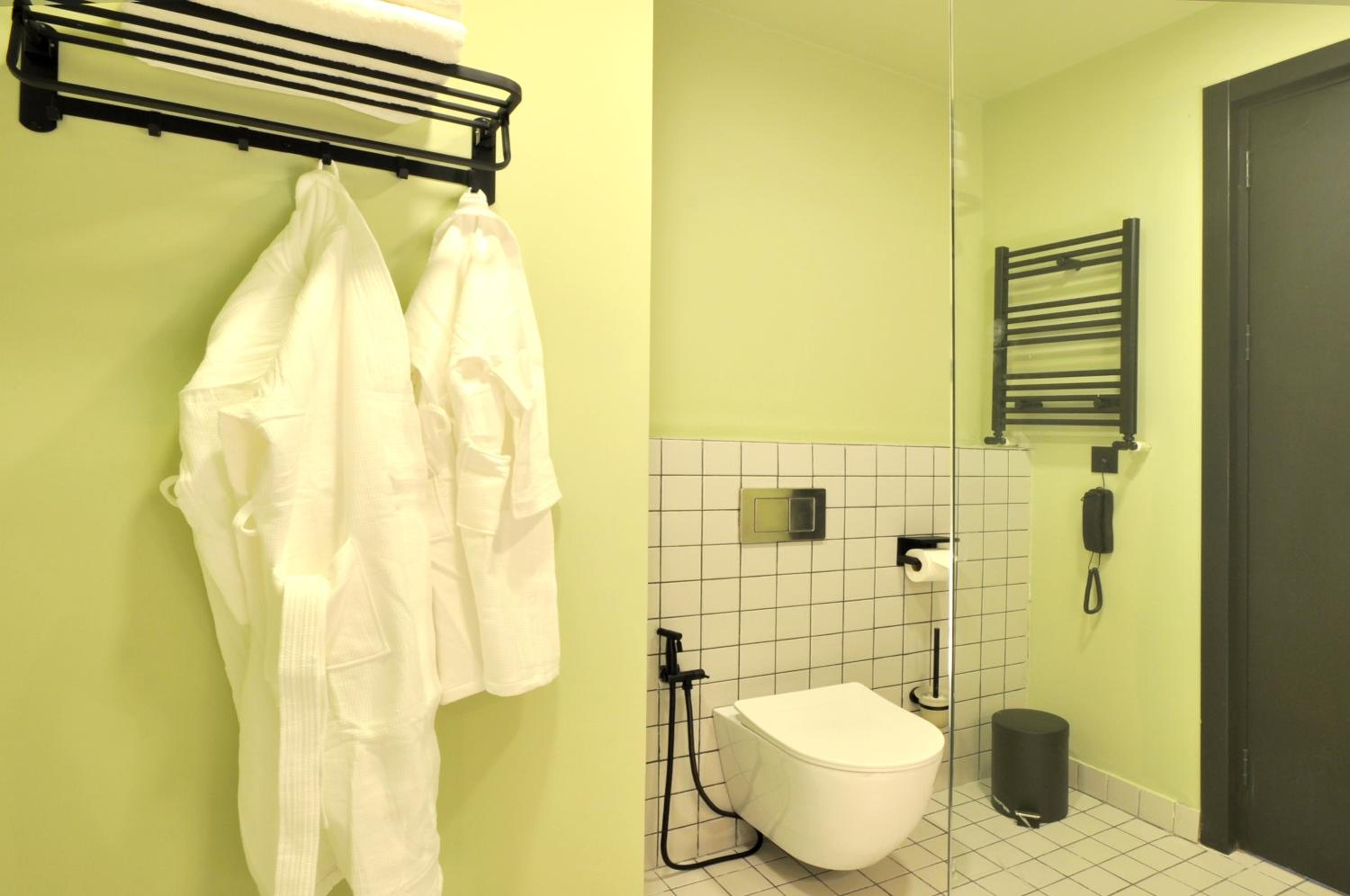 Large Twin Room - Photo 8