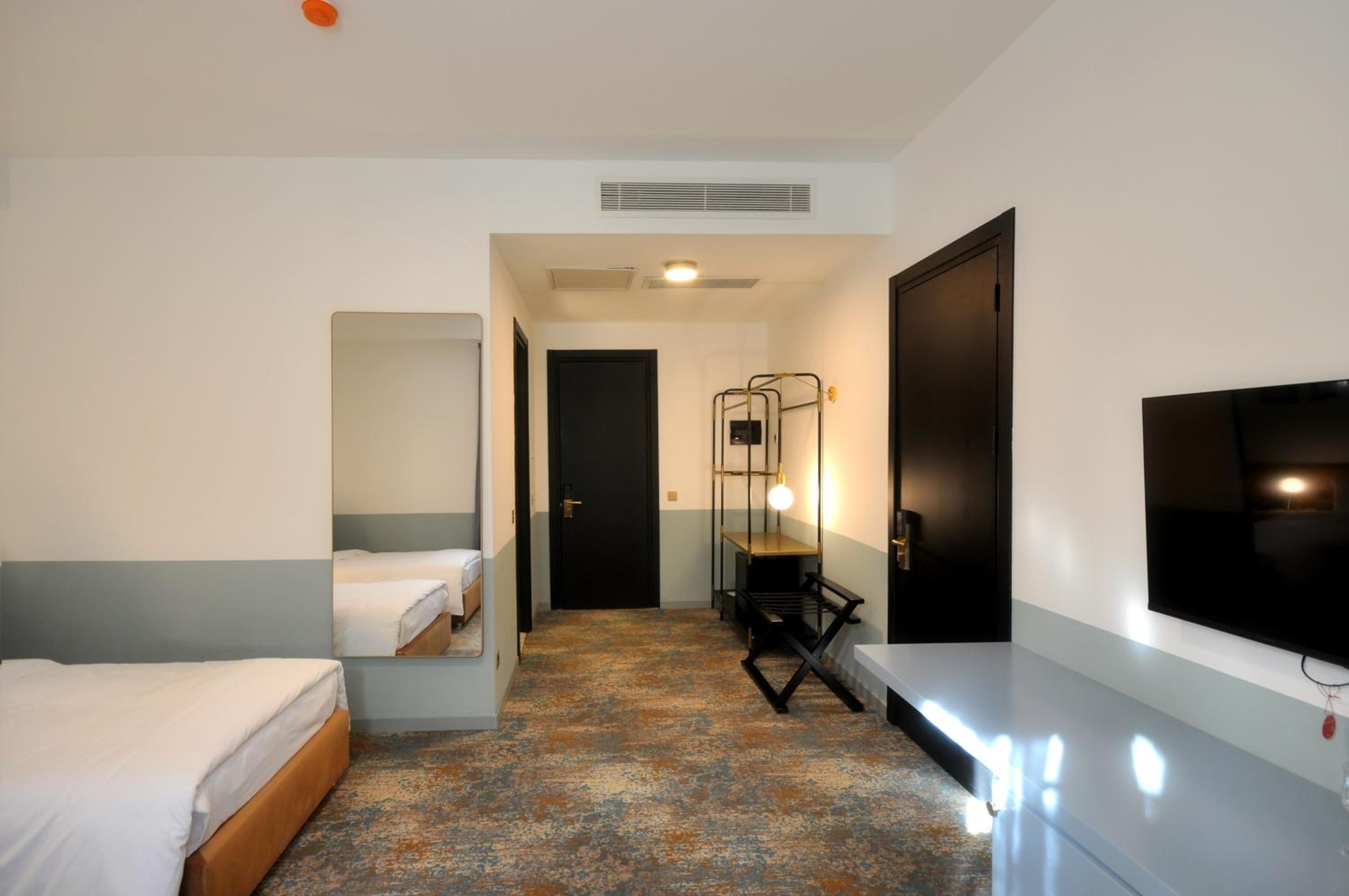 Large Twin Room - Photo 6