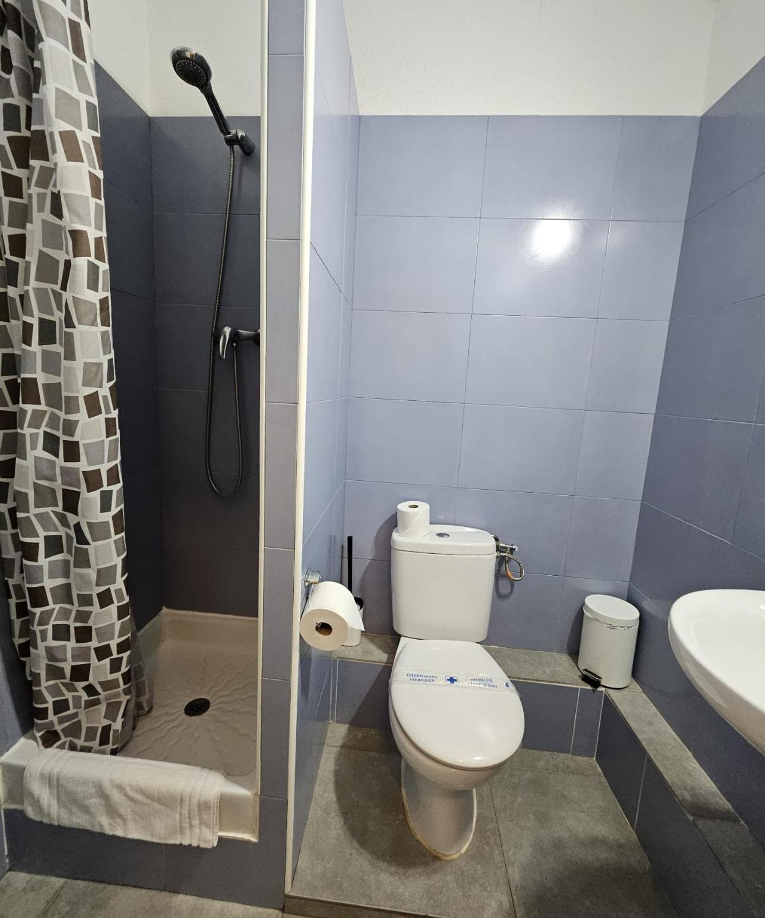 Single Room with Bathroom photo 2
