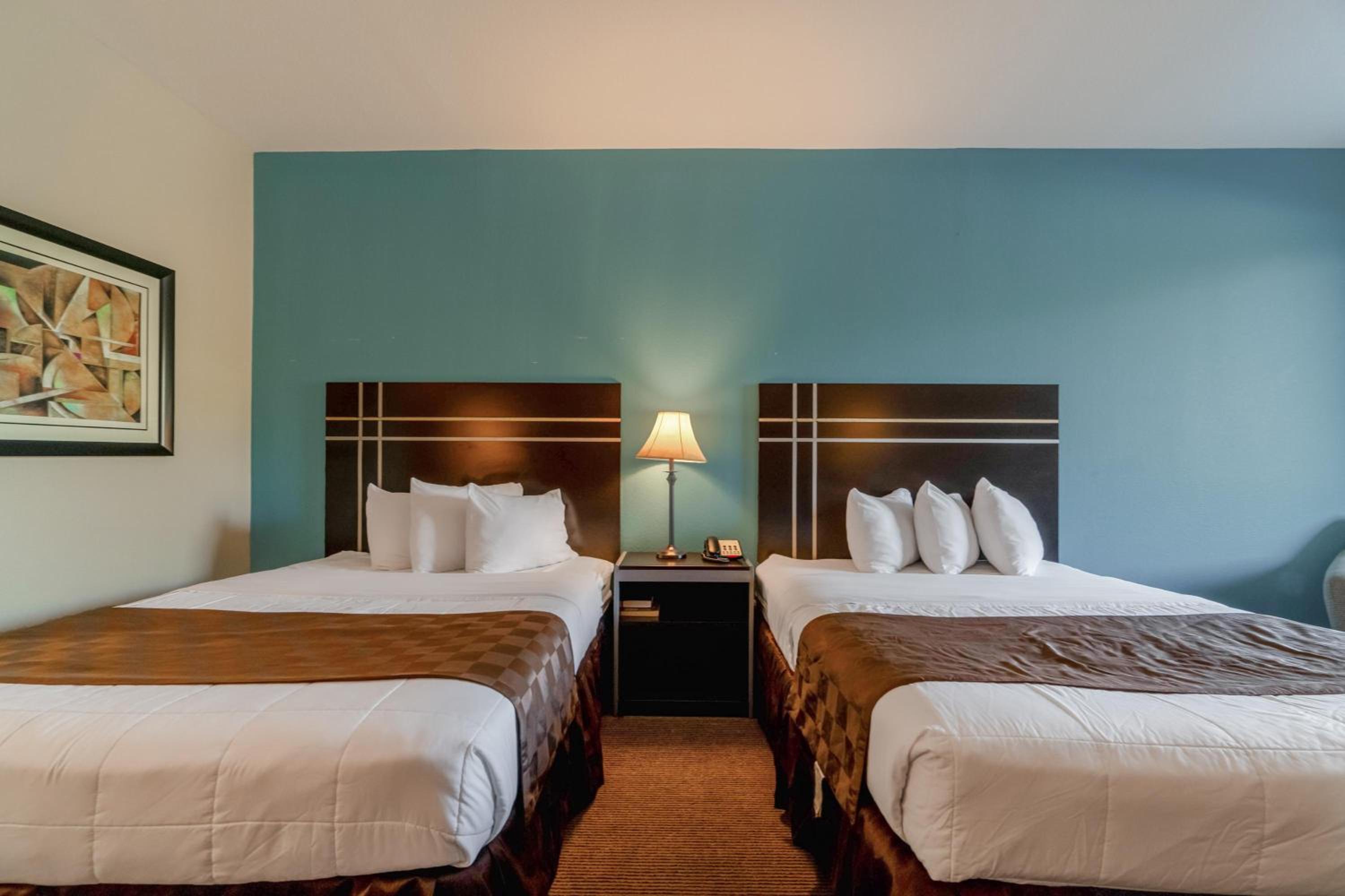 2 Queen Beds Suite Non-Smoking - Photo 1