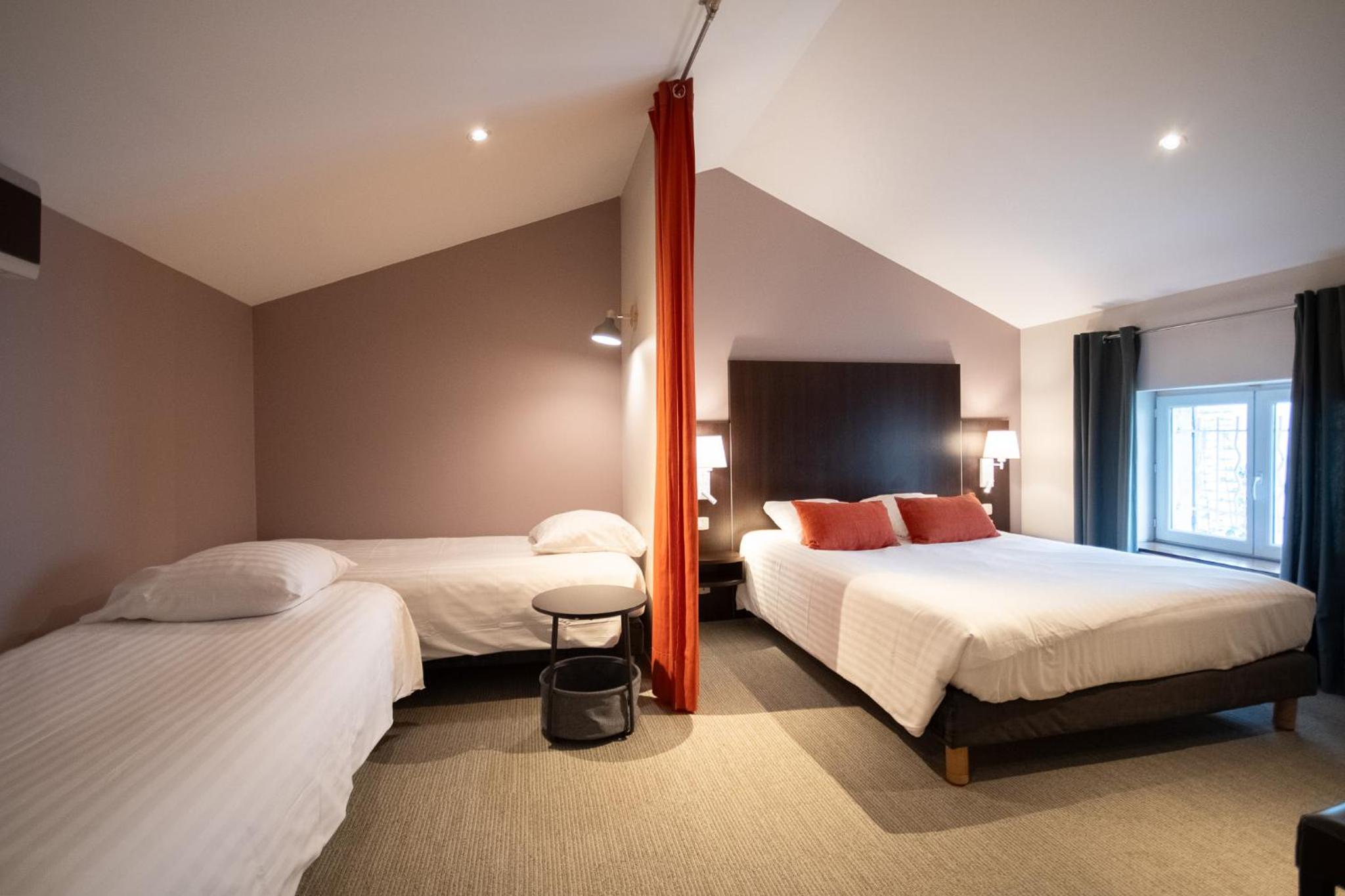 Family Room with One Queen Bed and Two Single Beds - Duplex/Non-Smoking - Photo 2