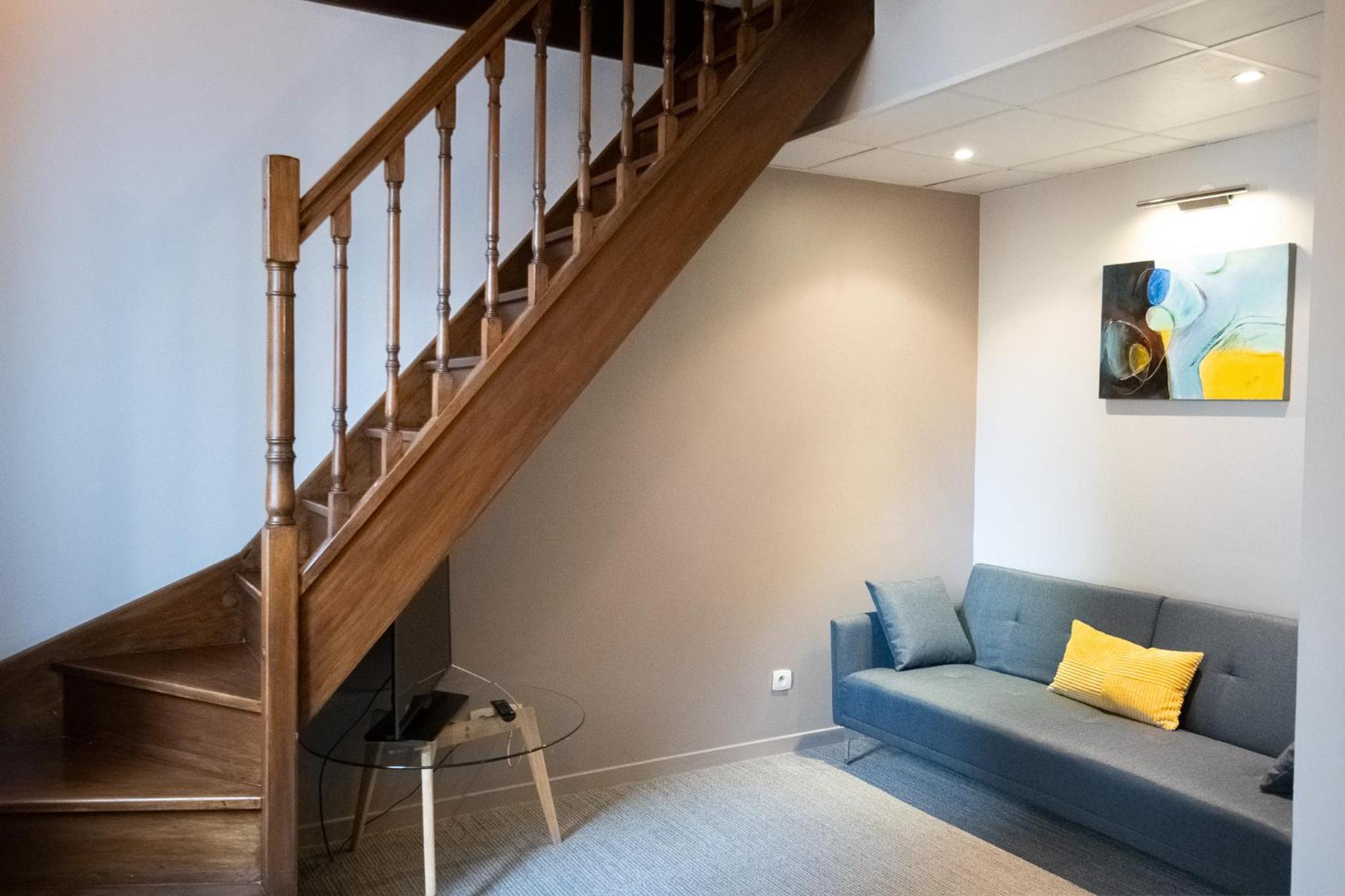 Family Room with One Queen Bed and Two Single Beds - Duplex/Non-Smoking - Photo 3