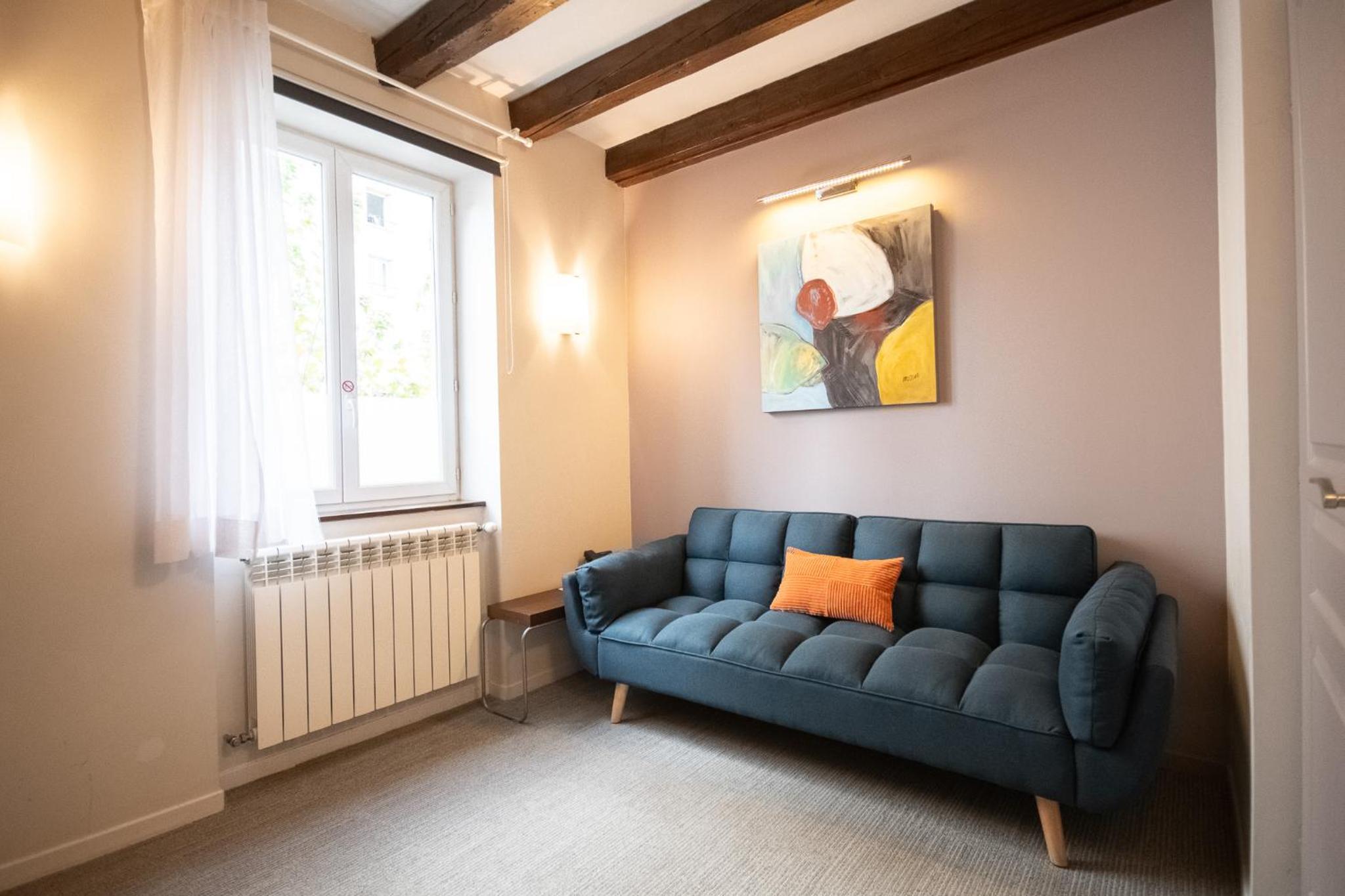 Family Room with One Queen Bed and Two Single Beds - Duplex/Non-Smoking - Photo 9