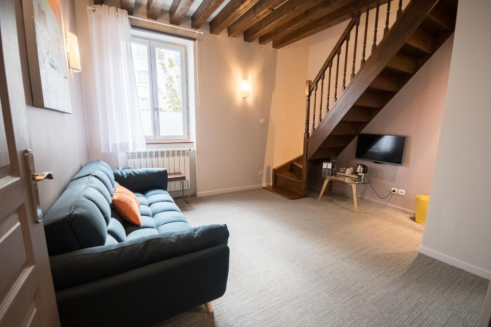 Family Room with One Queen Bed and Two Single Beds - Duplex/Non-Smoking - Photo 10