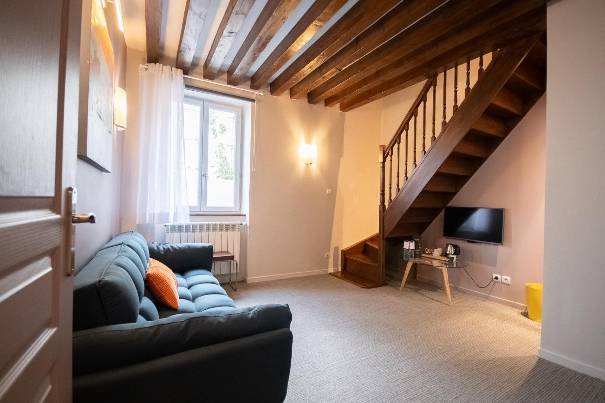 Family Room with One Queen Bed and Two Single Beds - Duplex/Non-Smoking - Photo 4