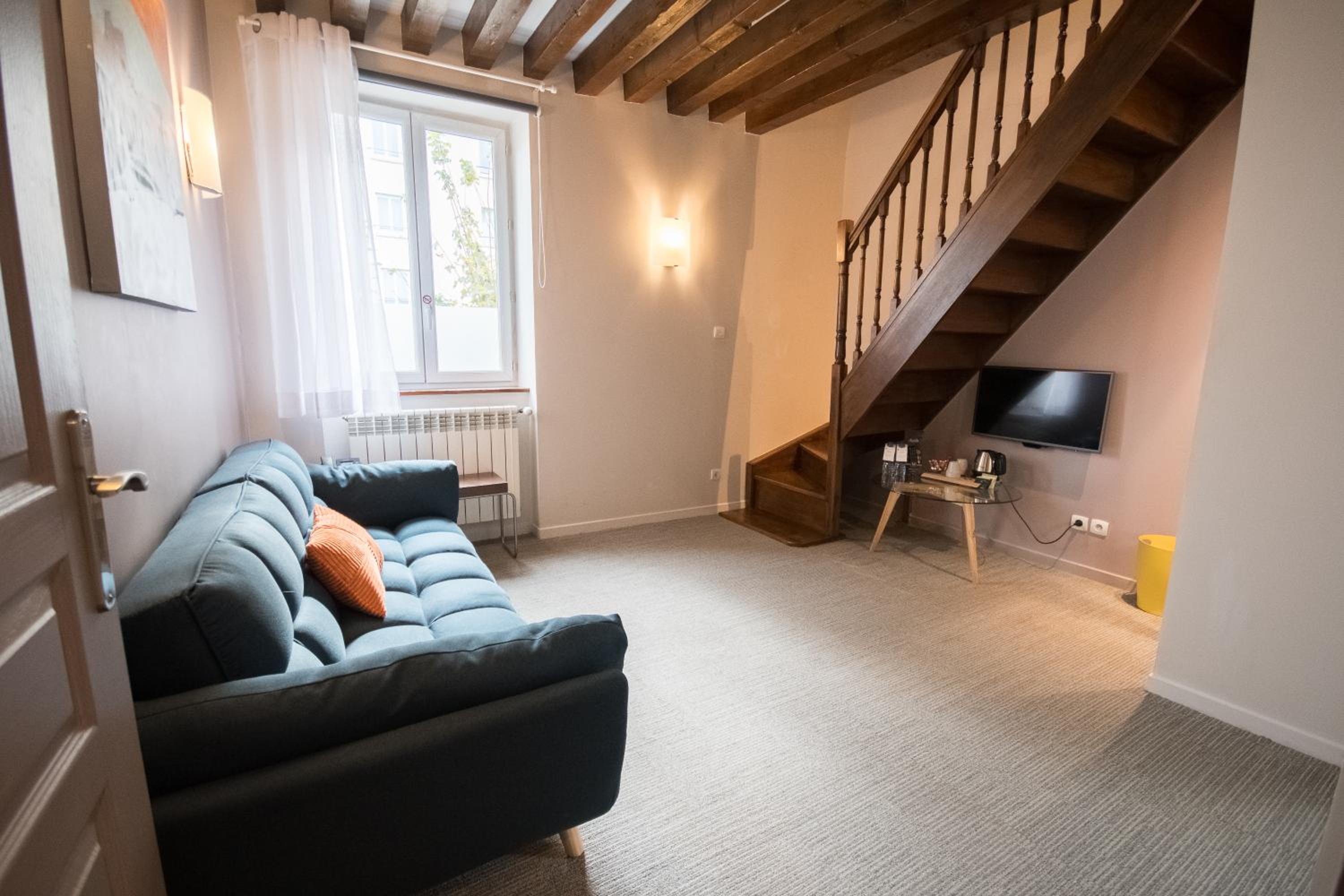 Family Room with One Queen Bed and Two Single Beds - Duplex/Non-Smoking - Photo 1
