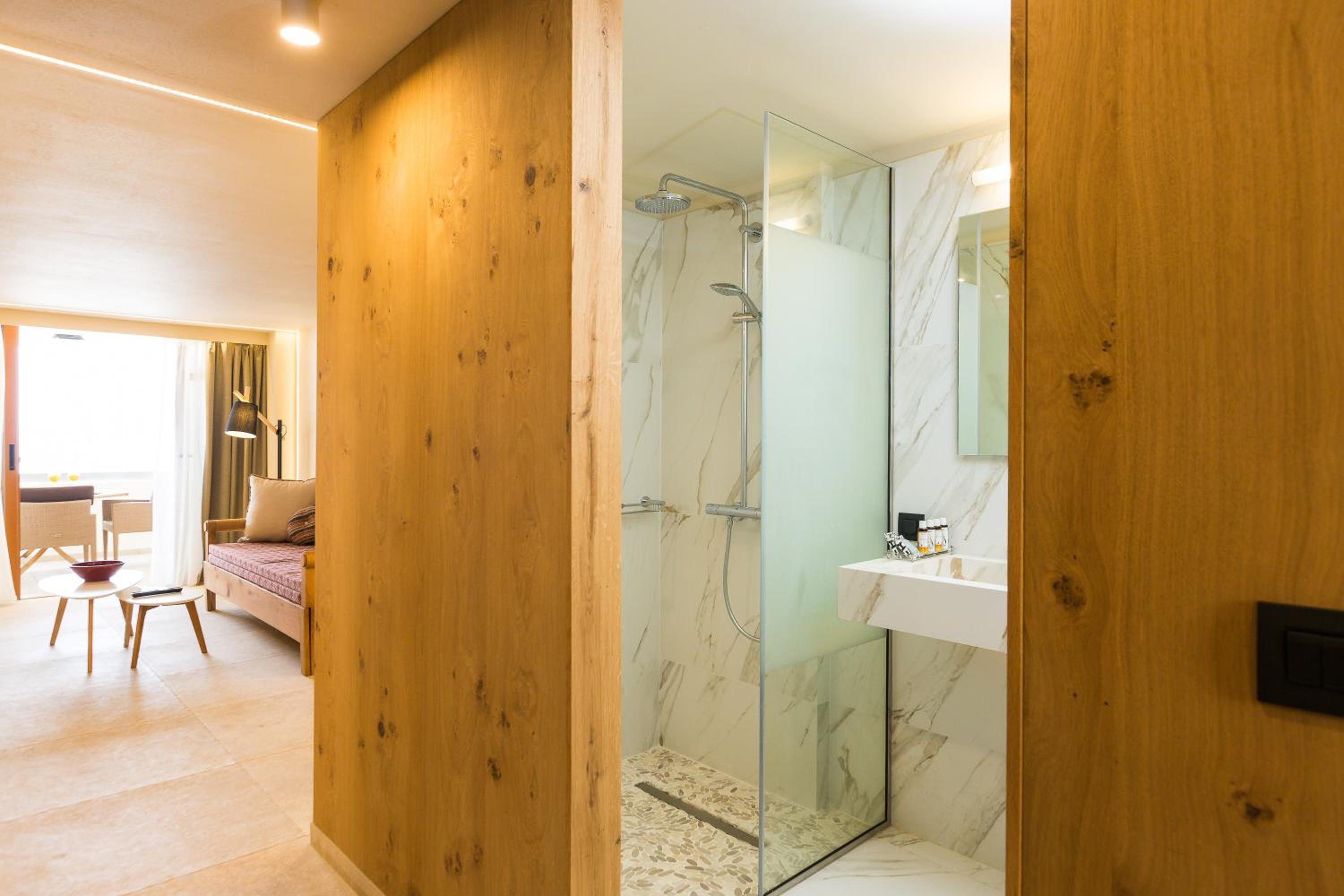 Executive Suite Sea View with Outdoor Jacuzzi thumbnail 5