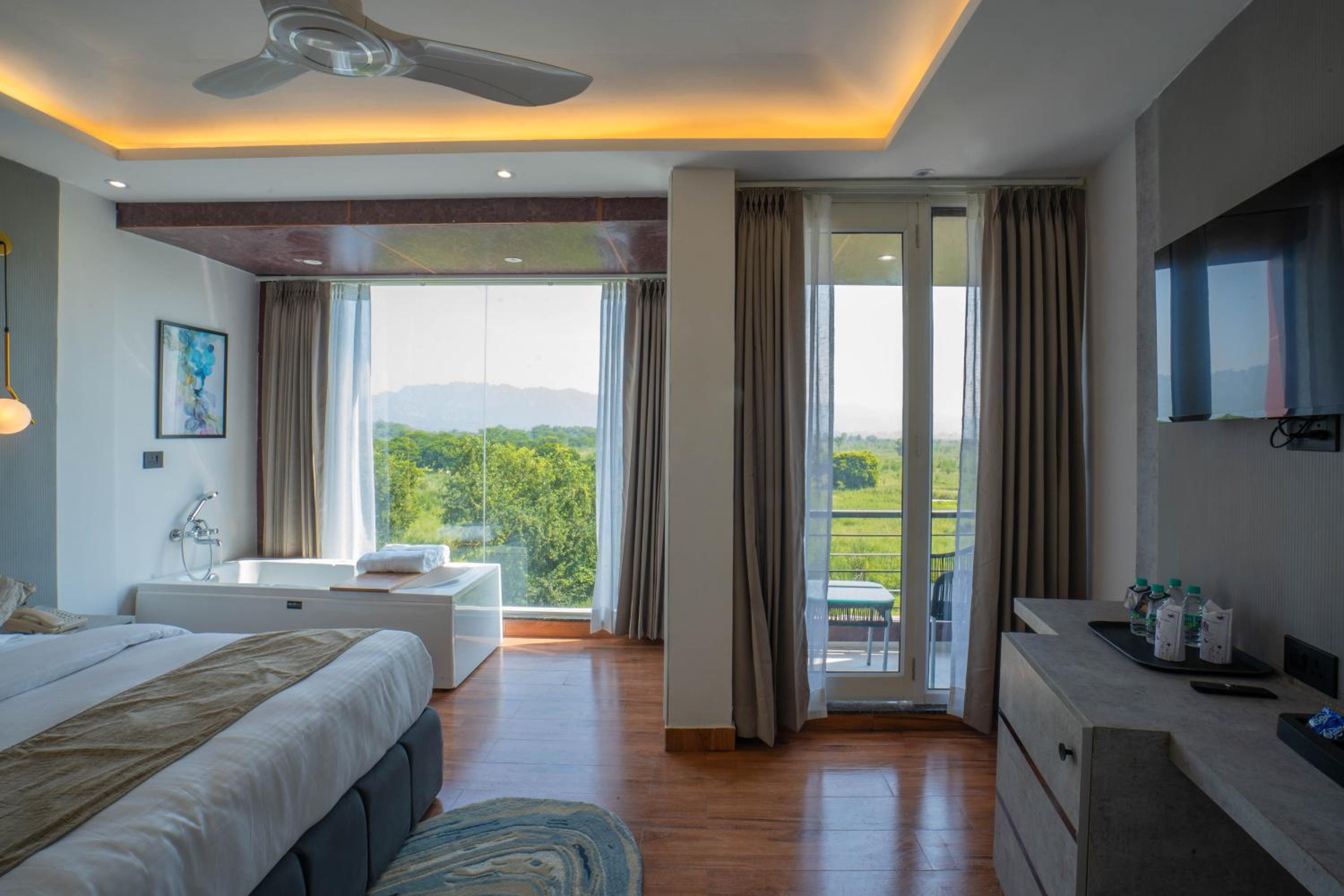 Suite With Hot Tub