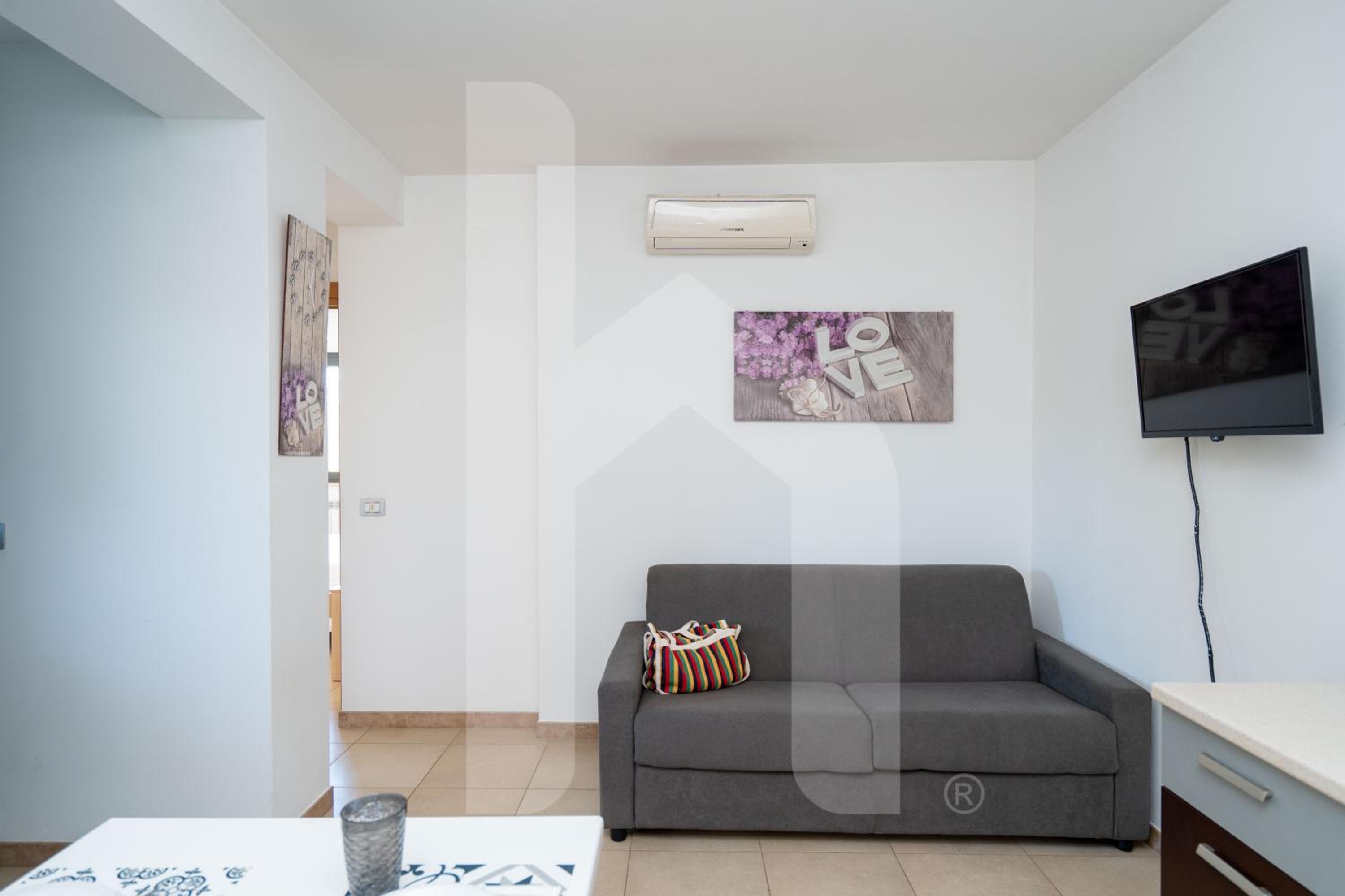 One-Bedroom Apartment photo 1
