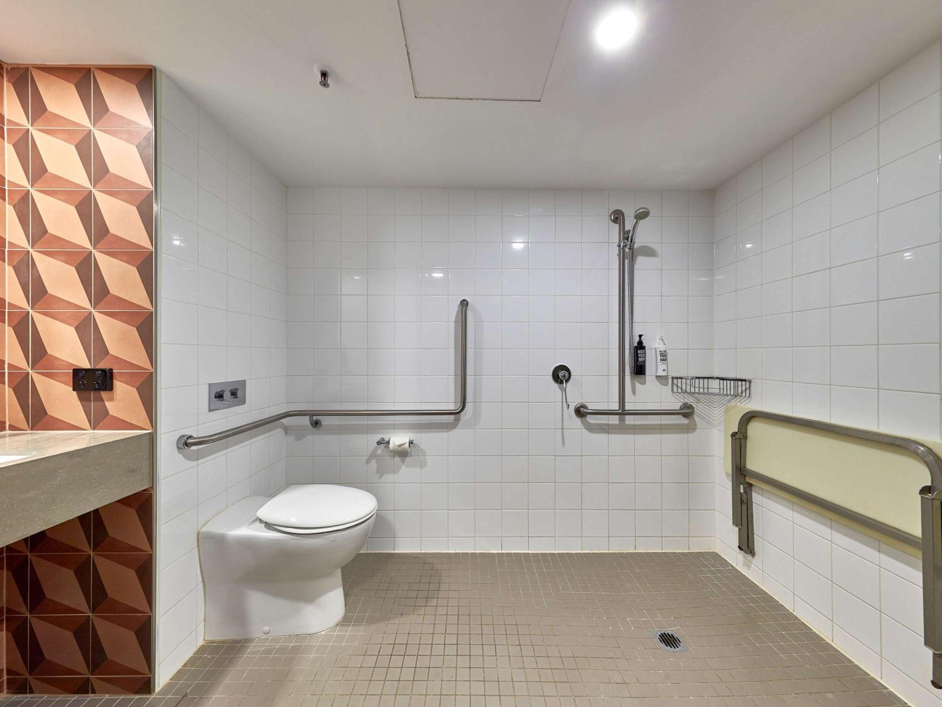 Accessible Standard Room with One Double Bed thumbnail 5