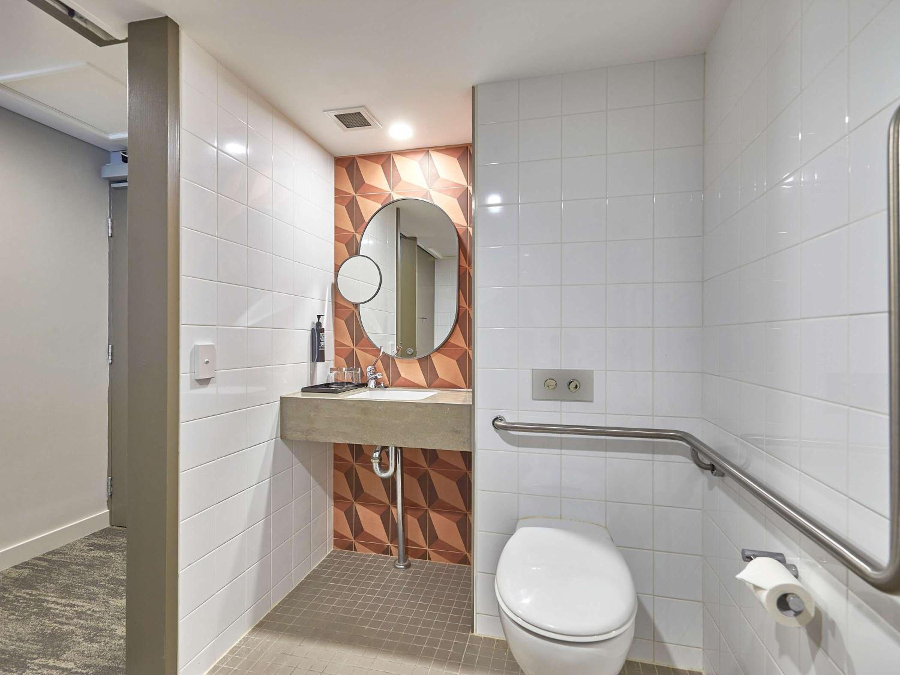 Accessible Standard Room with One Double Bed thumbnail 5