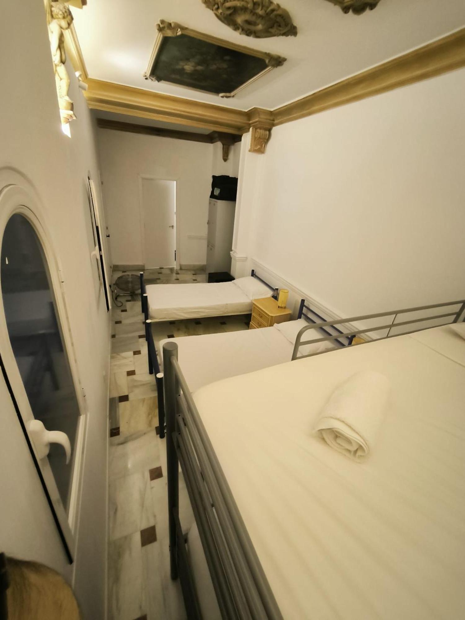 Cama individual en habitación compartida masculina