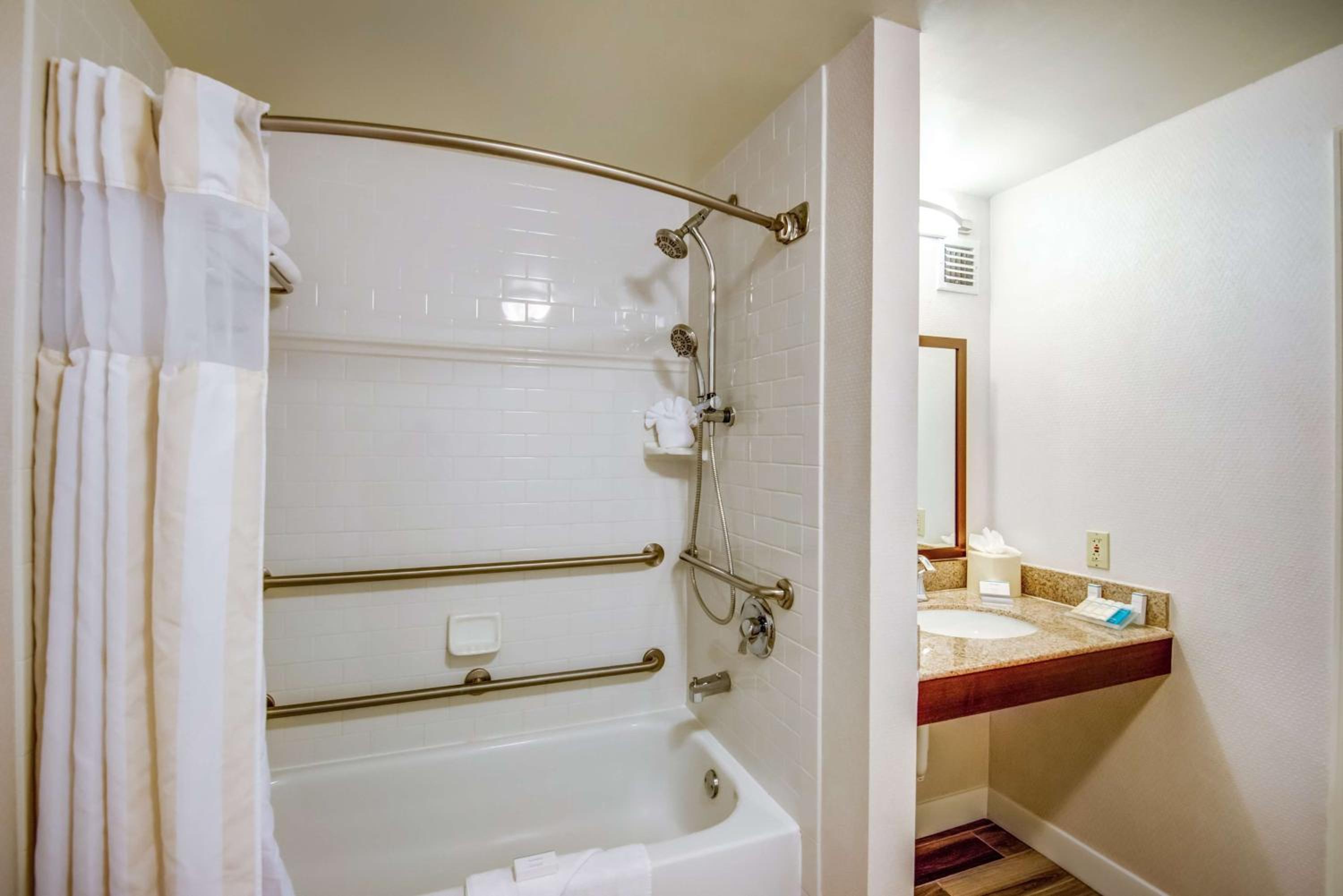 King Room with Accessible Tub - Mobility Access - Photo 4