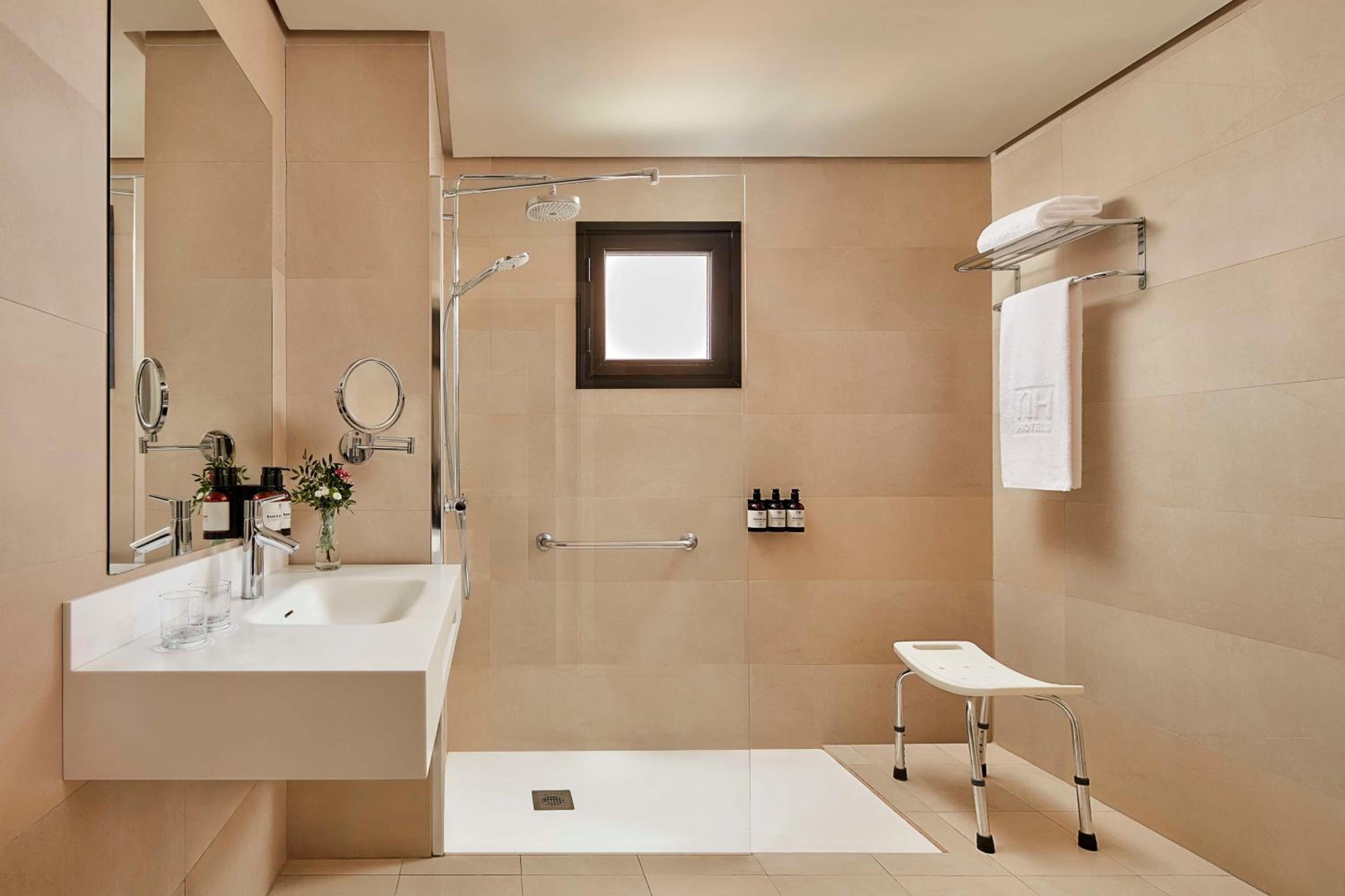 Standard Double or Twin Room - Photo 5
