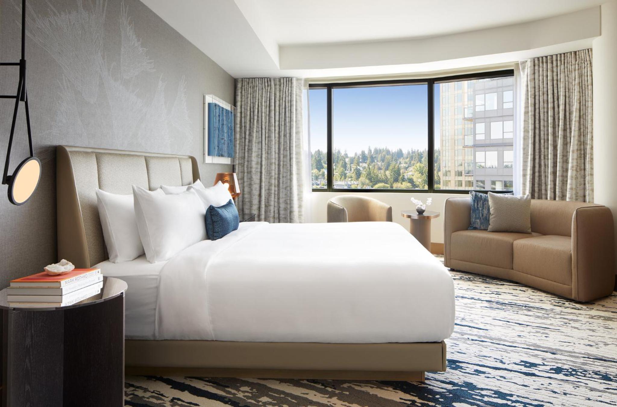 Premium Corner King Room - Photo 6