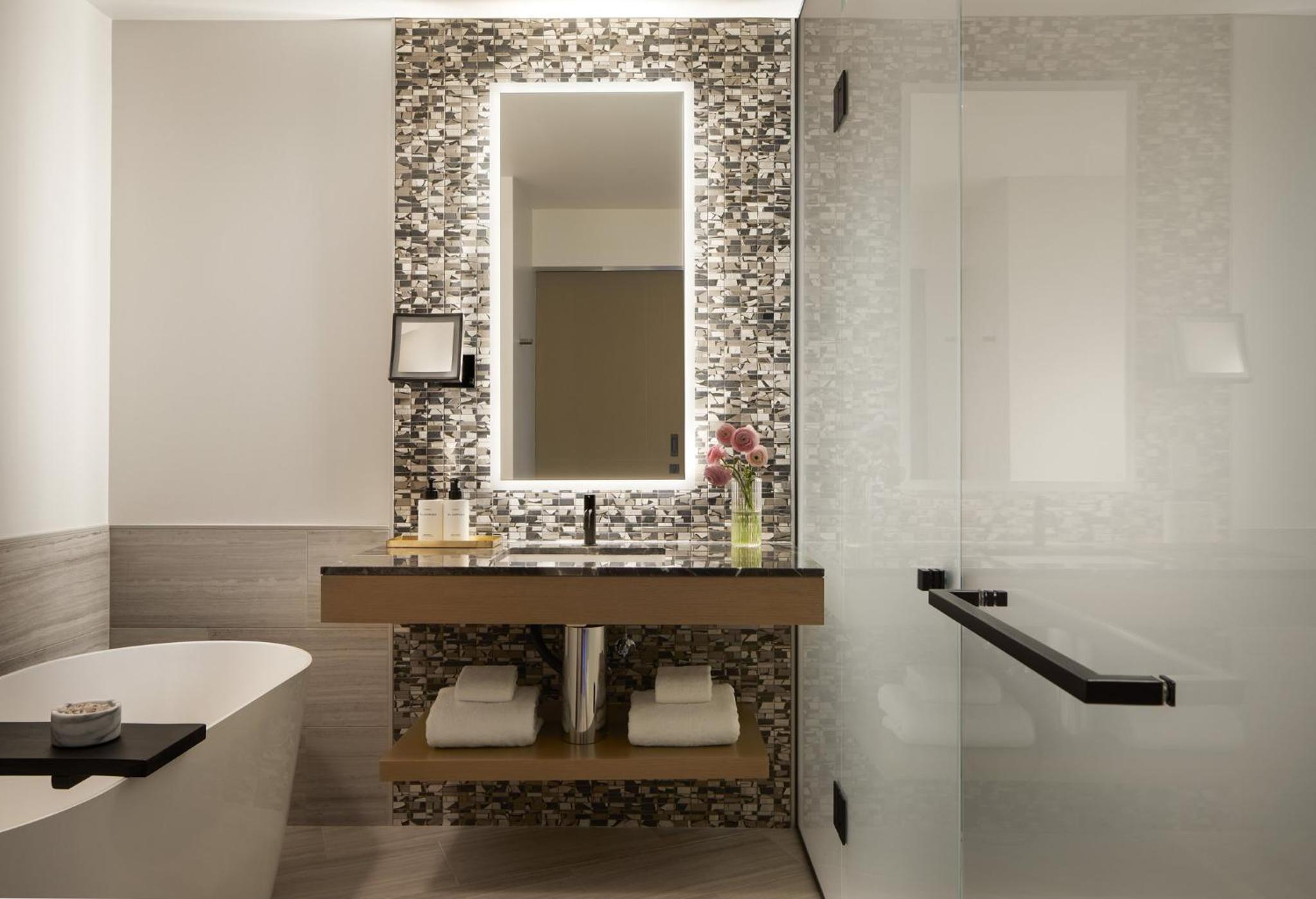 Premium Corner King Room - Photo 7