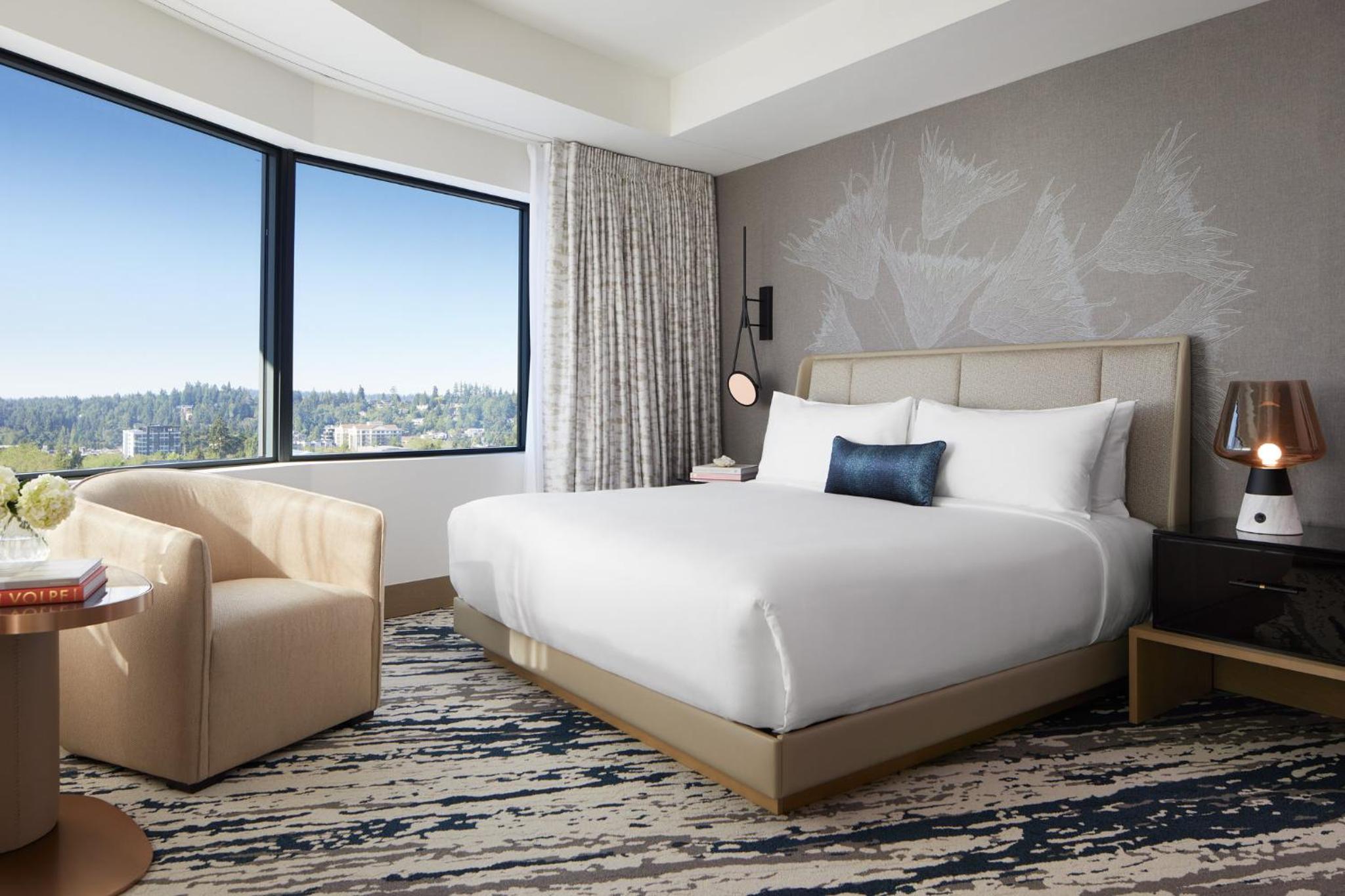 Premium King Room with City View - Photo 2
