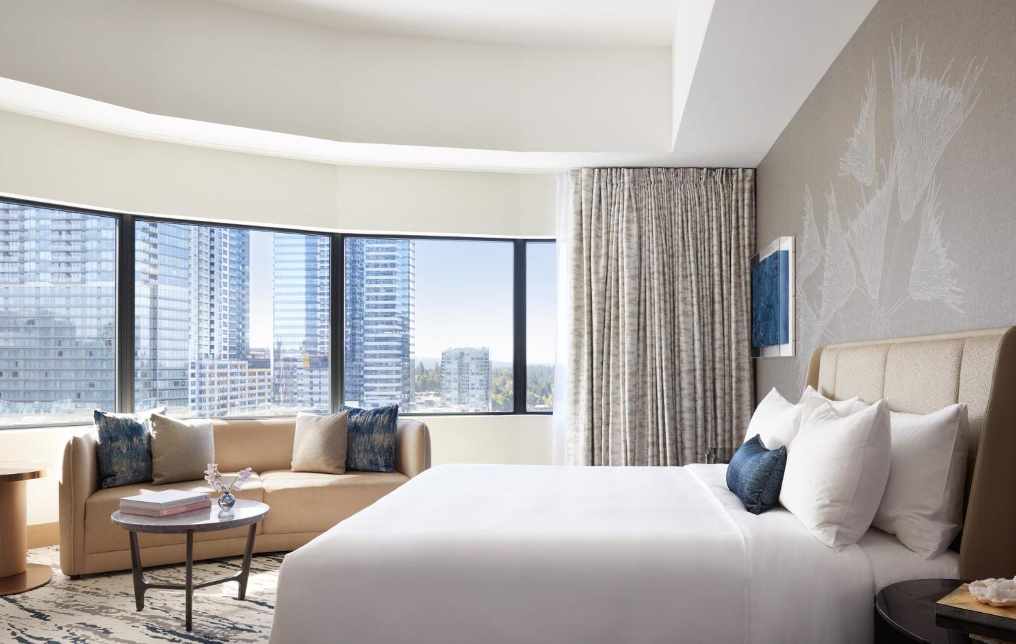 Premium King Room with Roll-In Shower - Mobility Access - Photo 11