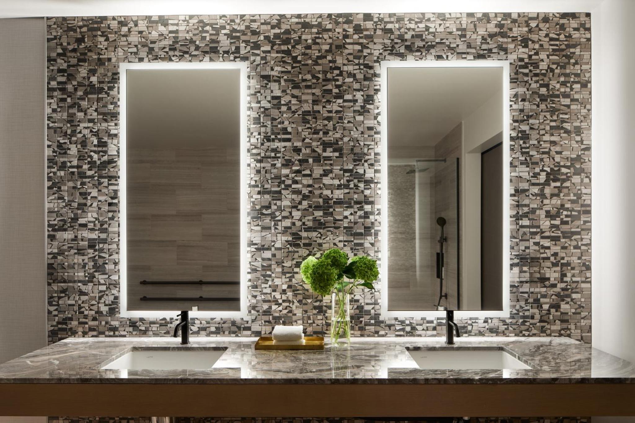 Premium King Room with Roll-In Shower - Mobility Access - Photo 3