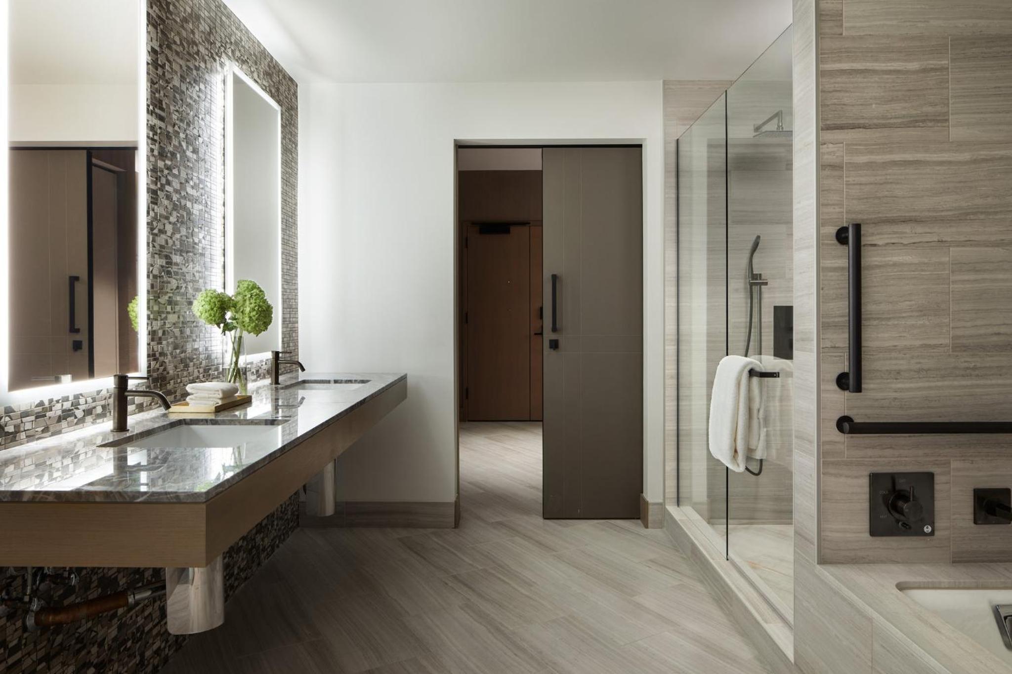 Premium King Room with Roll-In Shower - Mobility Access - Photo 4