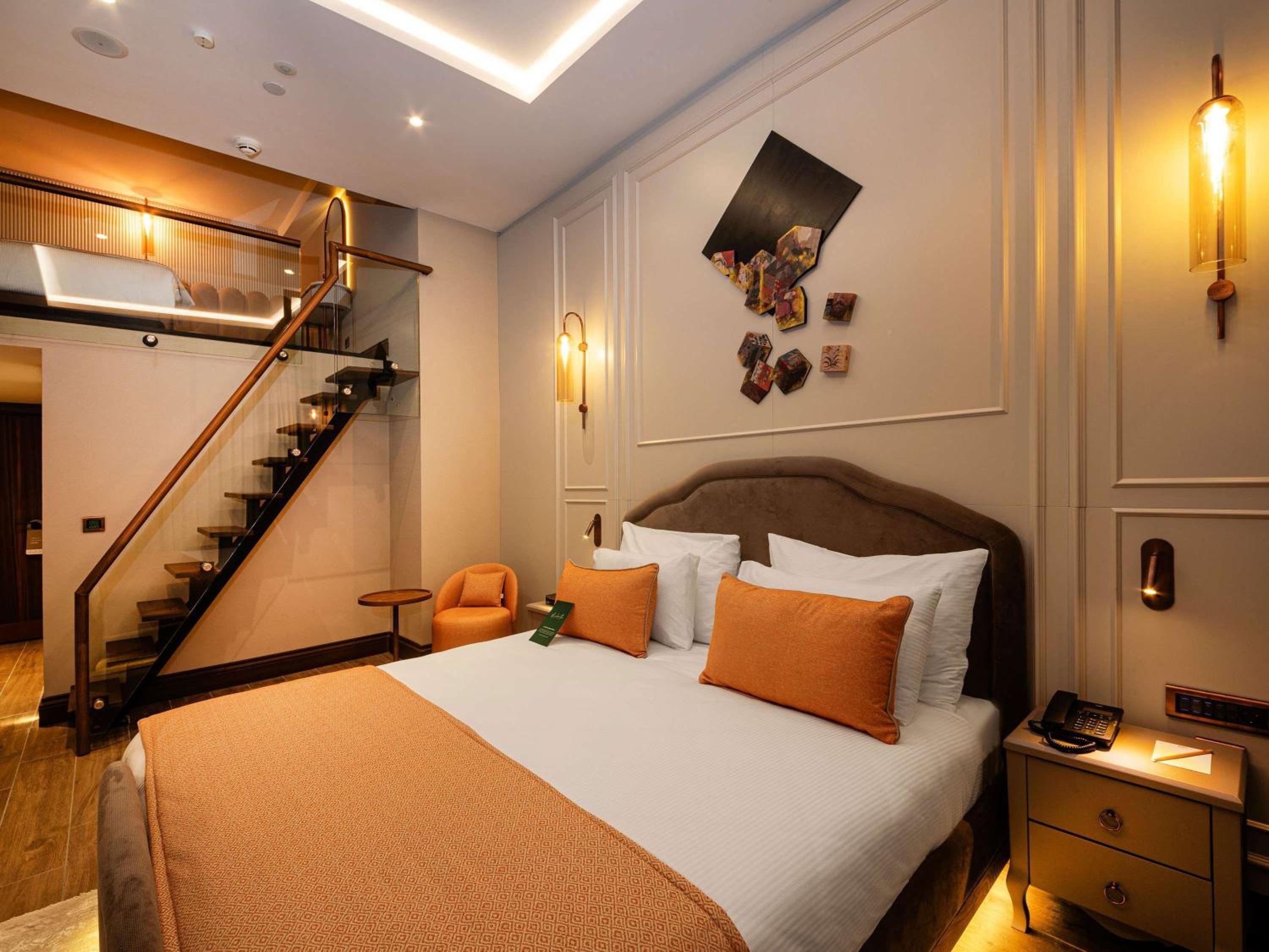 Executive Suite with One King Bed and Two Single Beds