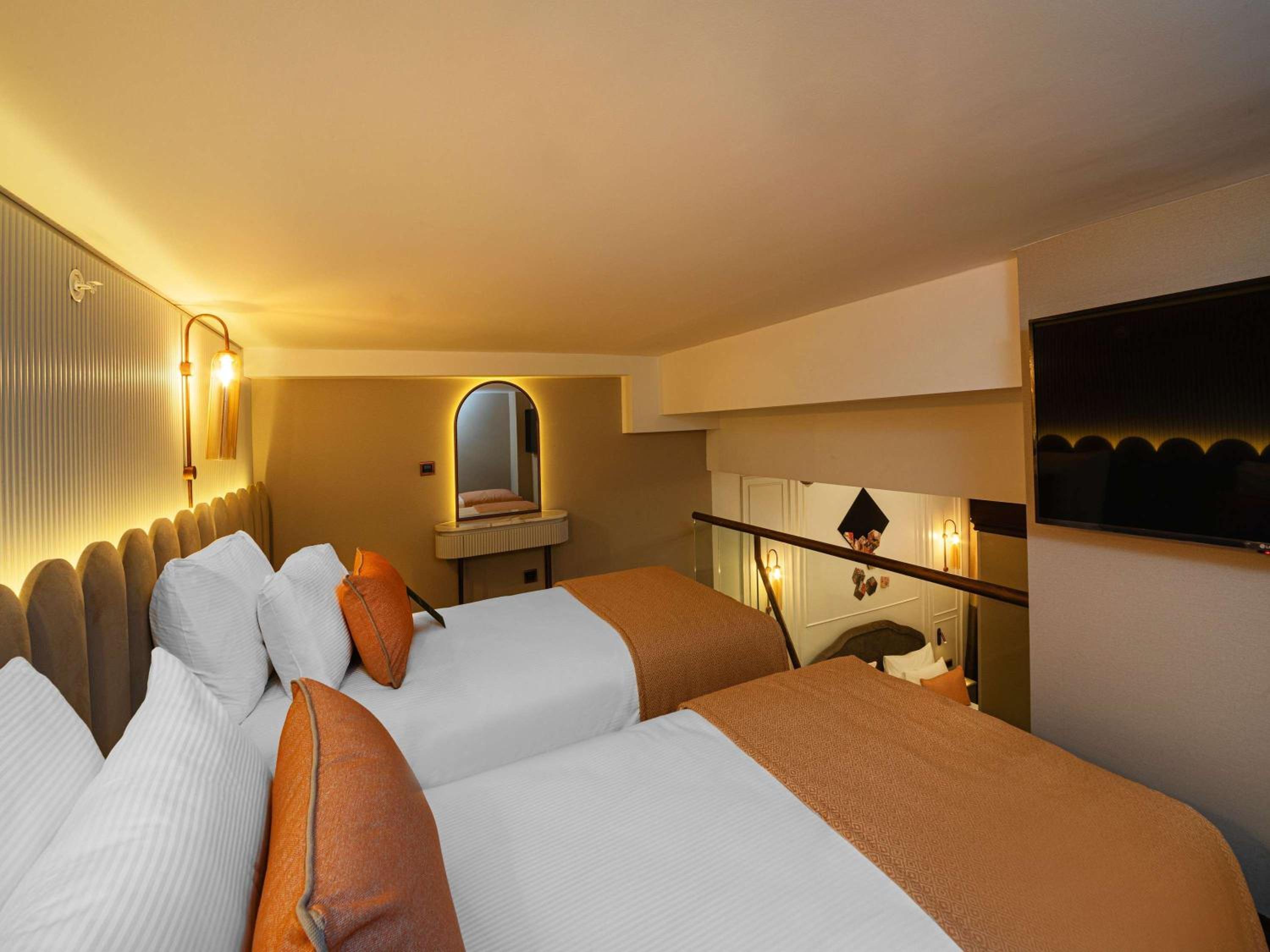 Executive Suite with One King Bed and Two Single Beds