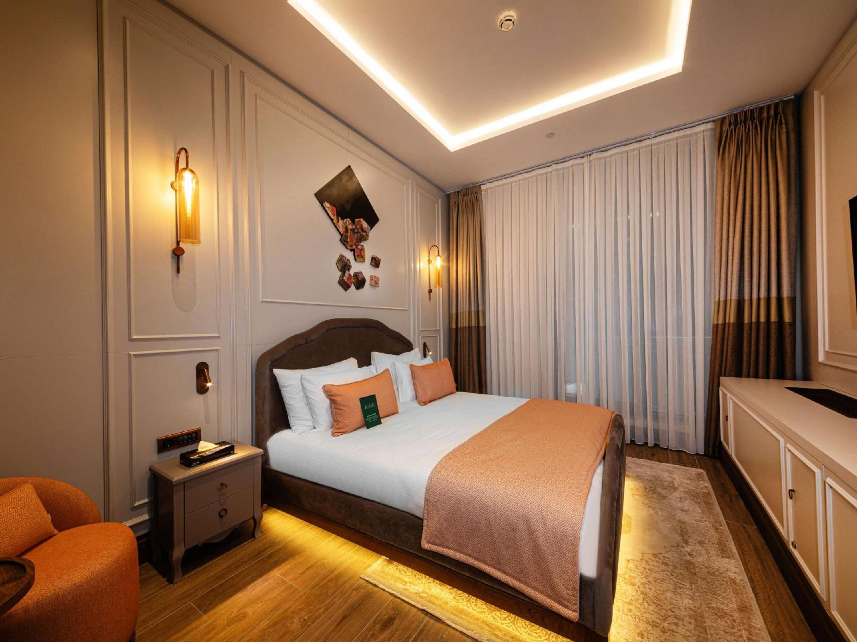 Executive Suite with One King Bed and Two Single Beds