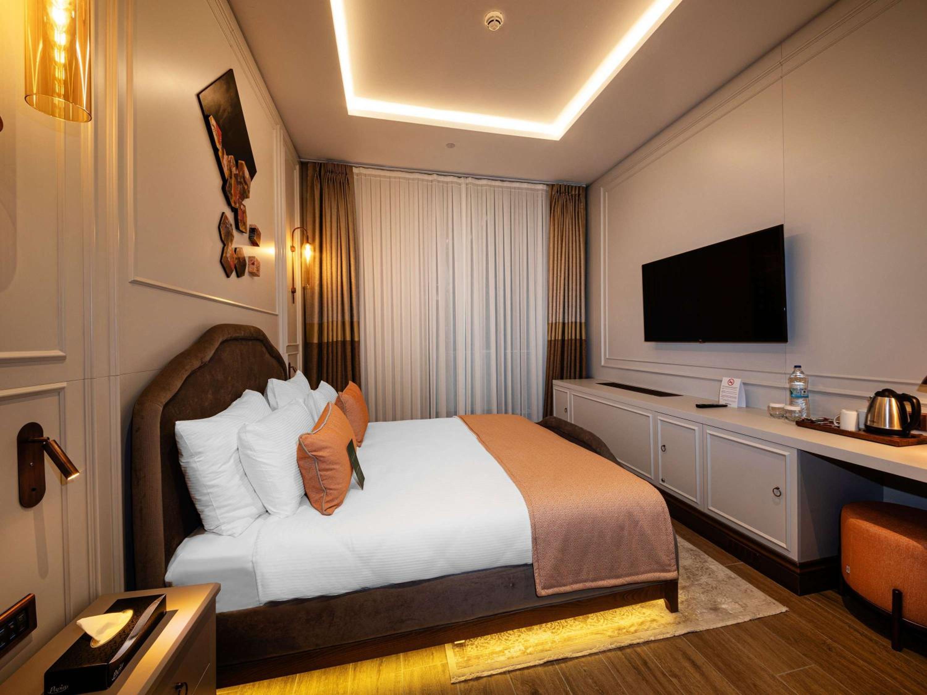 Executive Suite with One King Bed and Two Single Beds
