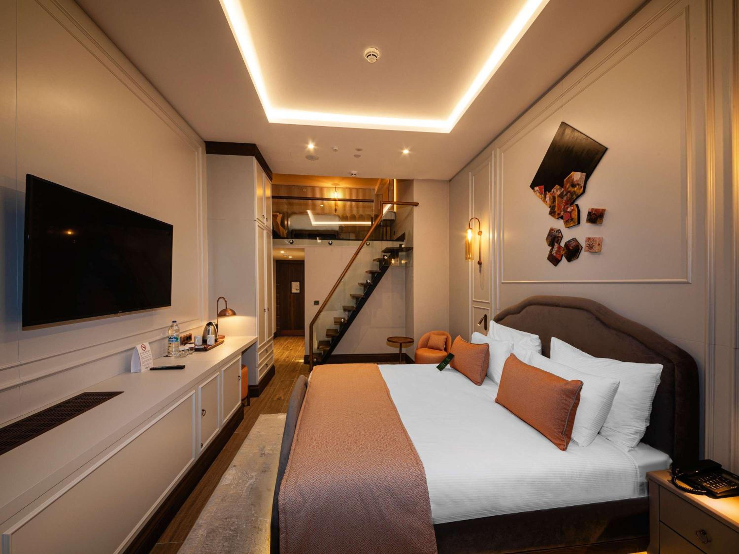 Executive Suite with One King Bed and Two Single Beds thumbnail 5