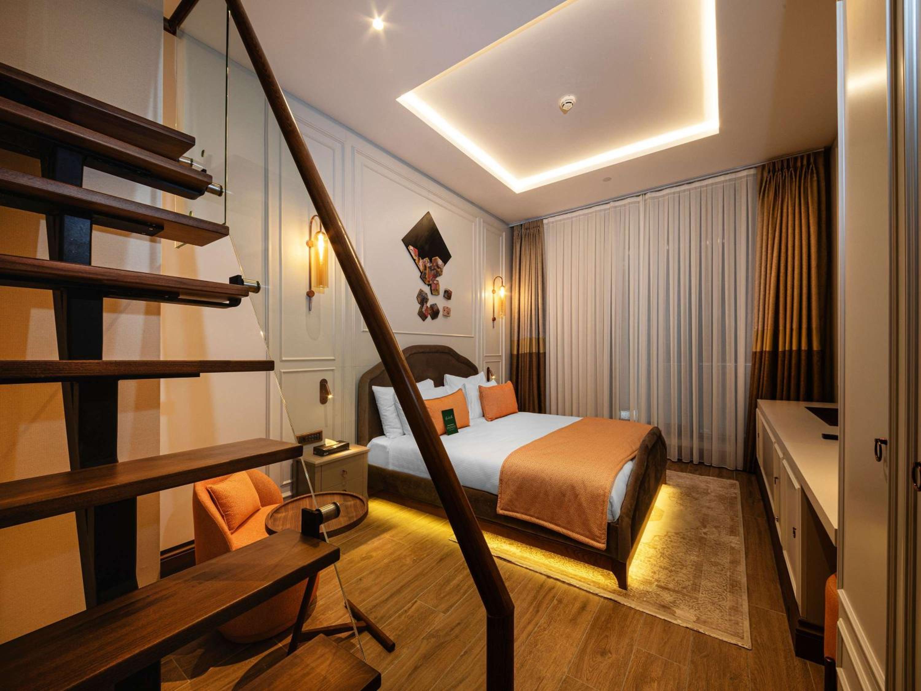 Executive Suite with One King Bed and Two Single Beds thumbnail 6