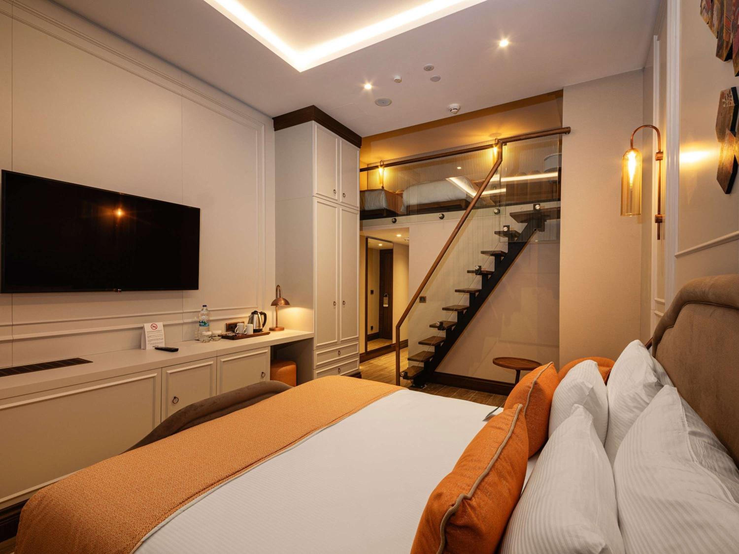 Executive Suite with One King Bed and Two Single Beds thumbnail 6