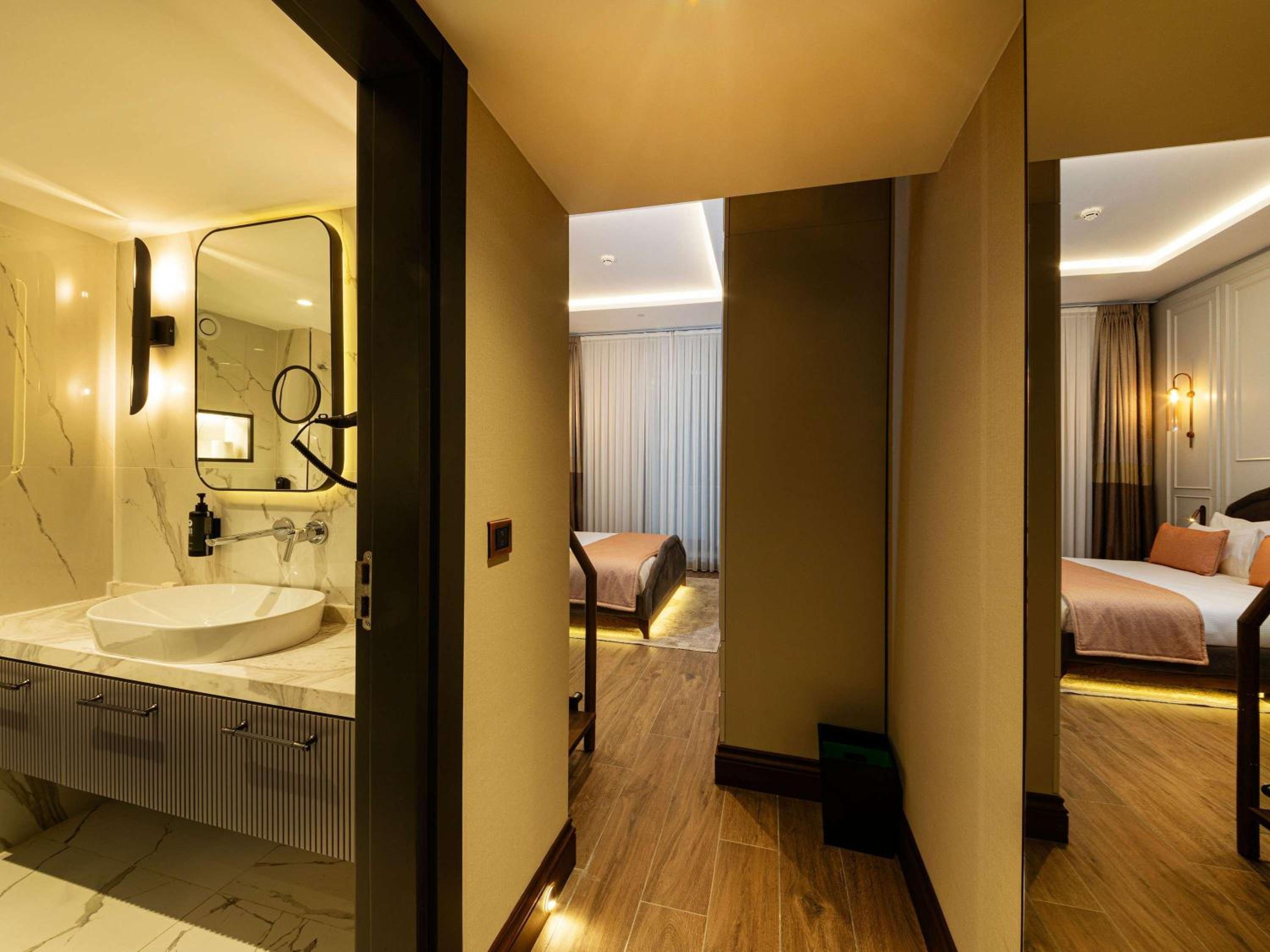Executive Suite with One King Bed and Two Single Beds thumbnail 5