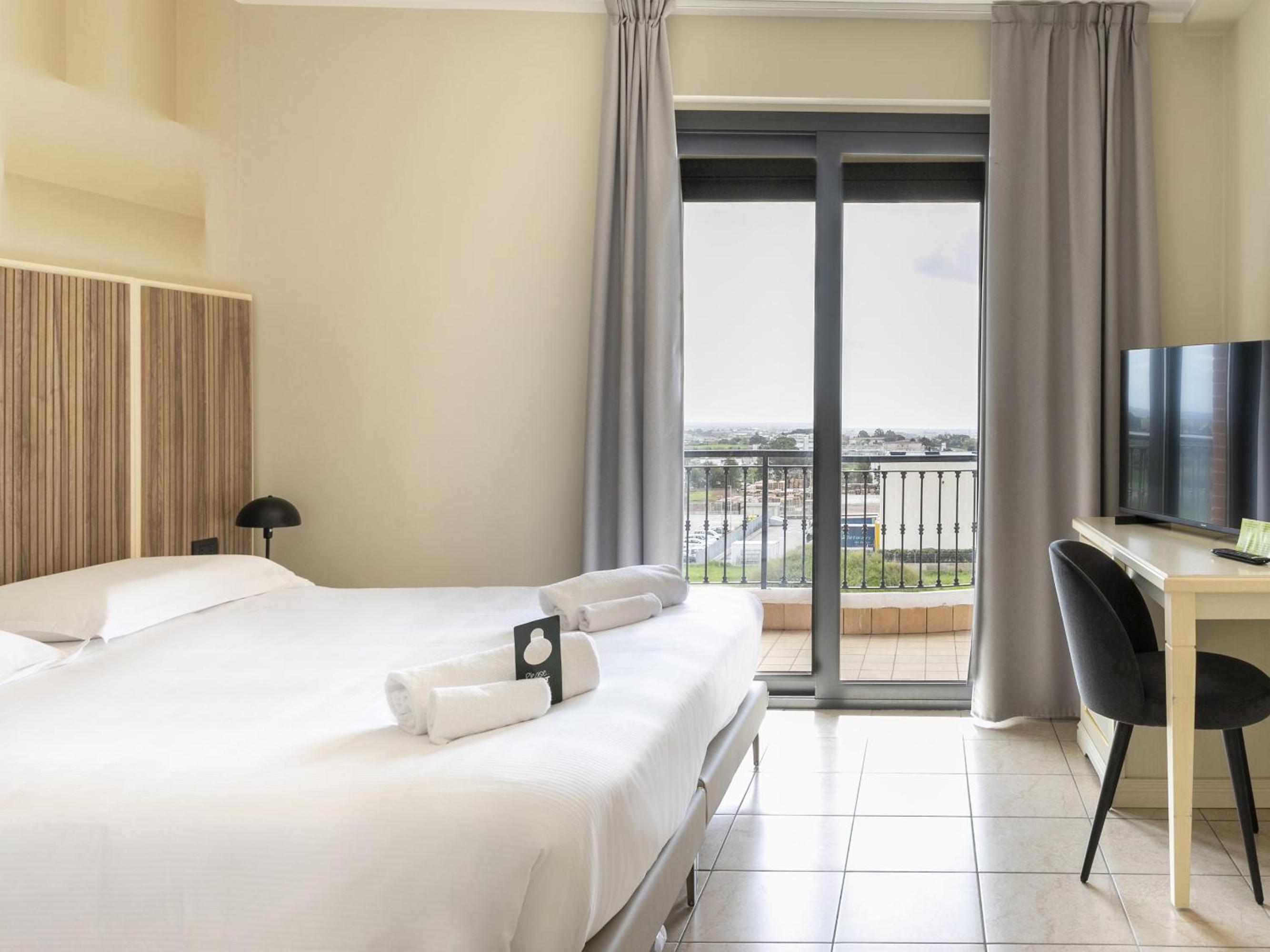 Double Room (1 Adult) - Photo 4
