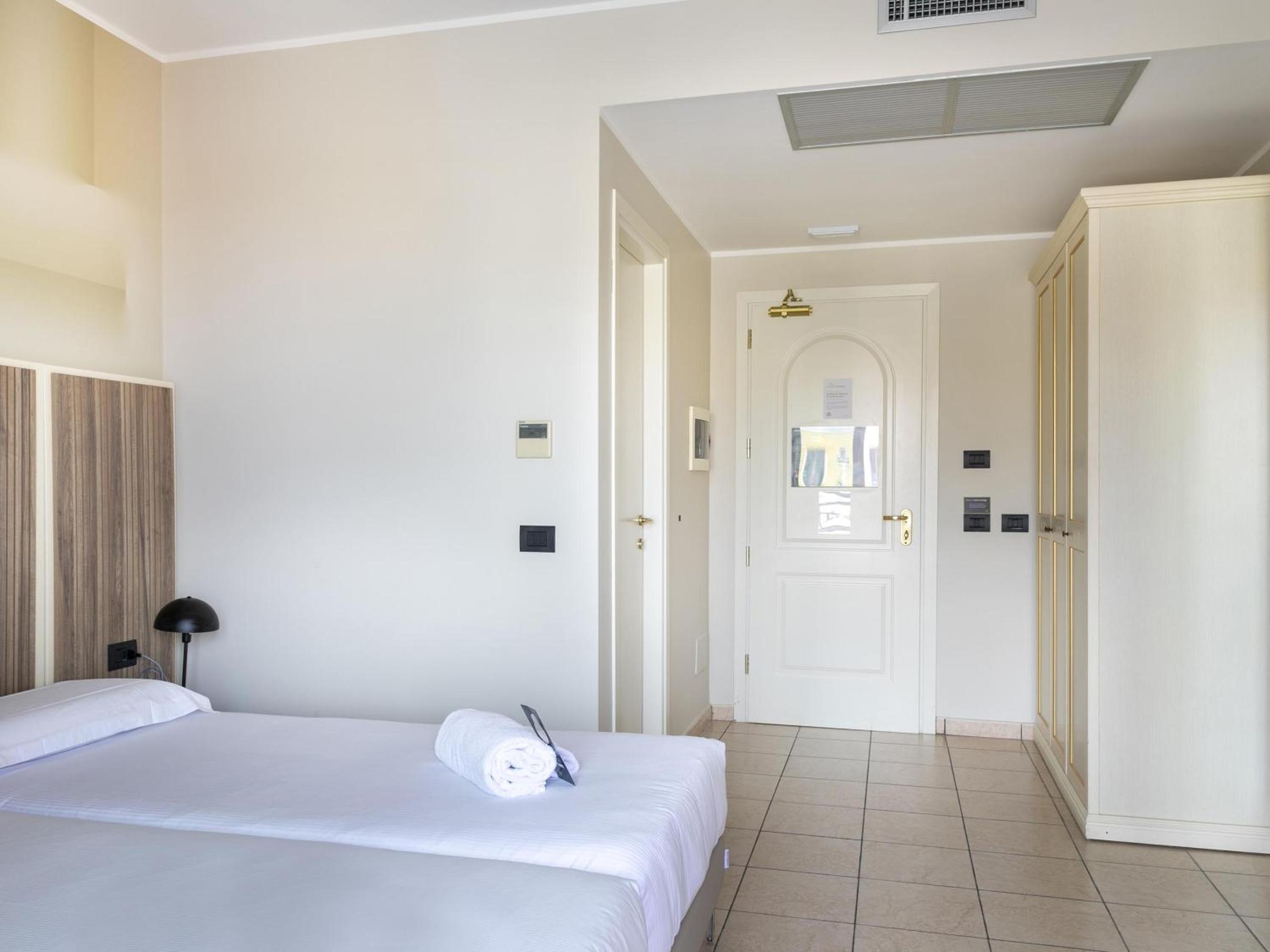 Twin Room - Photo 2