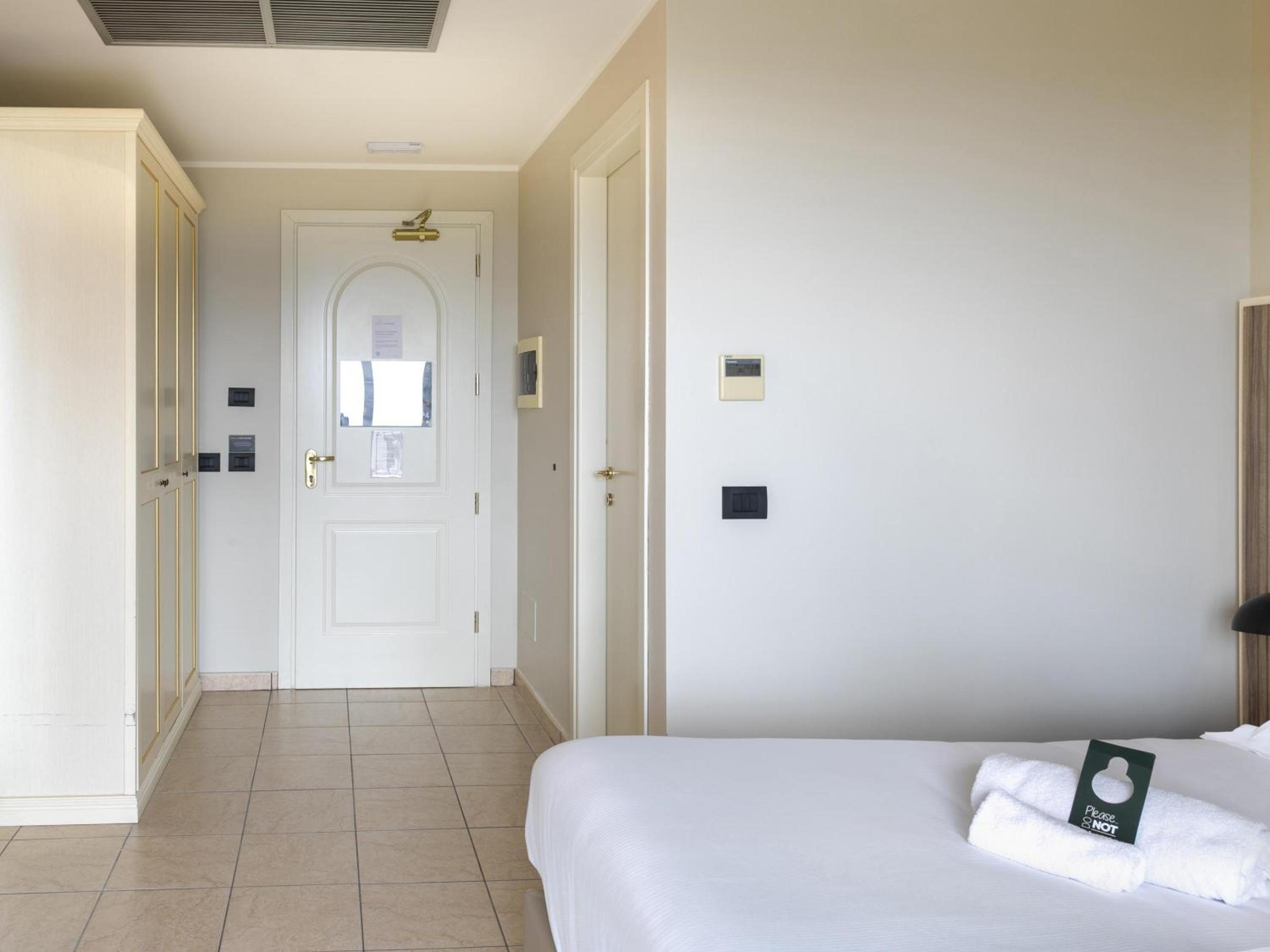 Double Room (1 Adult) - Photo 3
